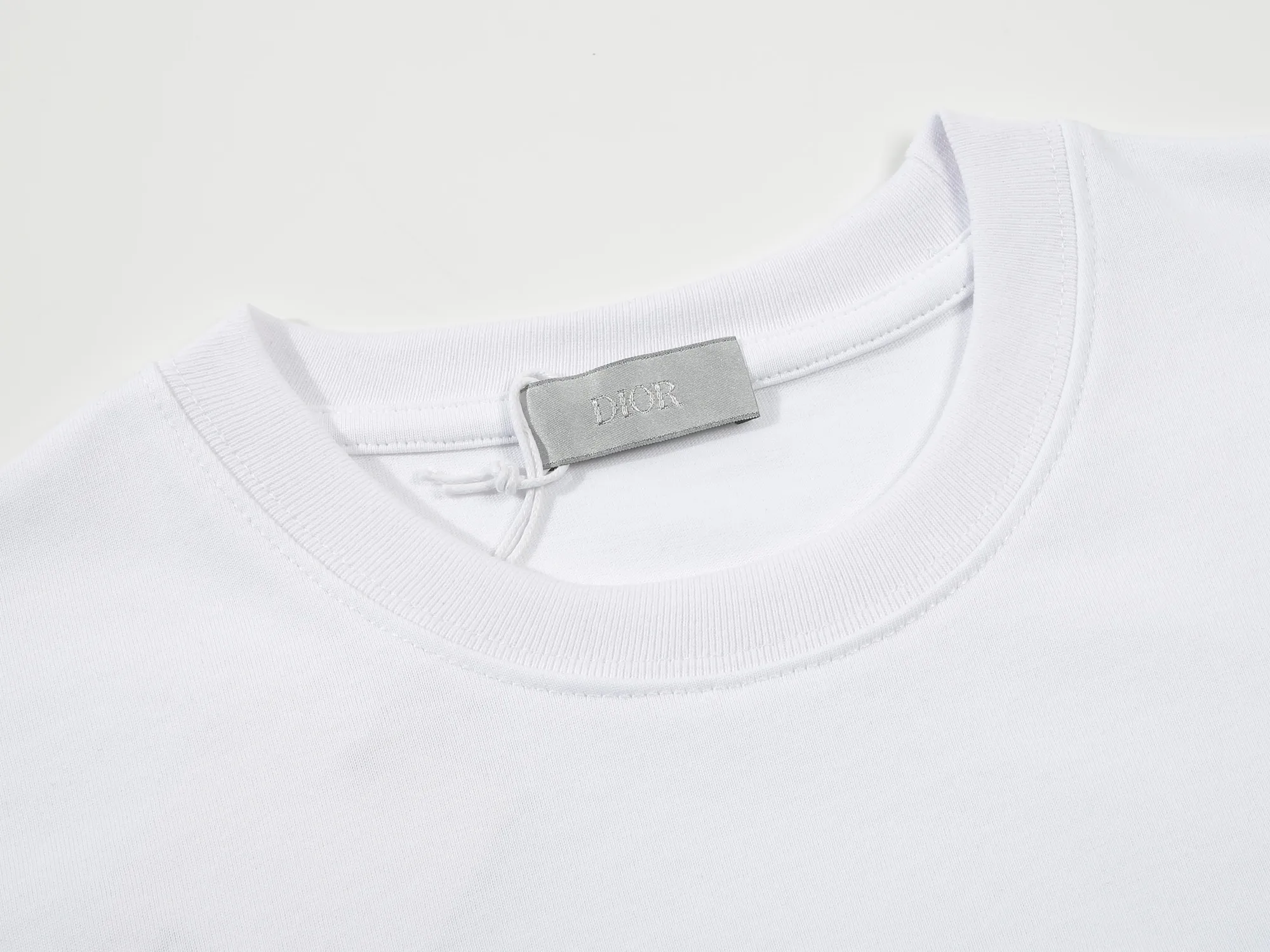 🅿️170 DIOR printed letters‼ ️Short-sleeved T-shirt® *Customized 280g cotton fabric, the fabric is soft, skin-friendly and comfortable *Laminated letter logo on the front *A very simple and elegant one that is unparalleled in terms of upper body comfort, interpreting your luxury and taste, and creating your fashionable charm. ⚠️Washing method: It is recommended to dry clean or wrap the reverse side in a laundry bag and machine wash it quickly in cold water and let it dry naturally! ⚠️ Unisex style 𝐂𝐎𝐋𝐎𝐔𝐑: White Black 𝐒𝐈𝐙𝐄: S-XL