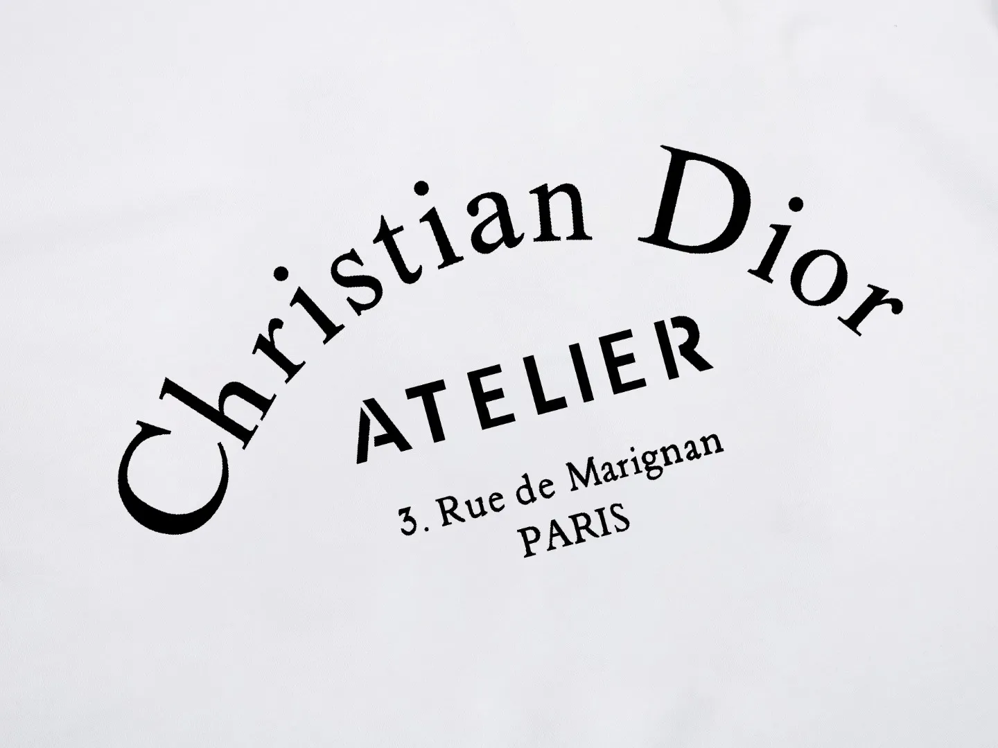 🅿️170 DIOR printed letters‼ ️Short-sleeved T-shirt® *Customized 280g cotton fabric, the fabric is soft, skin-friendly and comfortable *Laminated letter logo on the front *A very simple and elegant one that is unparalleled in terms of upper body comfort, interpreting your luxury and taste, and creating your fashionable charm. ⚠️Washing method: It is recommended to dry clean or wrap the reverse side in a laundry bag and machine wash it quickly in cold water and let it dry naturally! ⚠️ Unisex style 𝐂𝐎𝐋𝐎𝐔𝐑: White Black 𝐒𝐈𝐙𝐄: S-XL