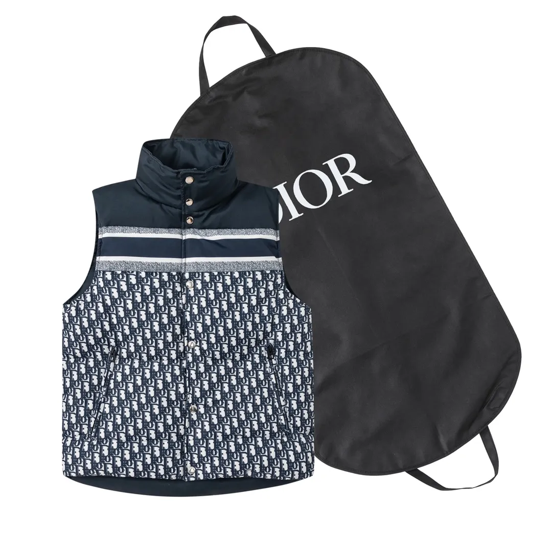 🅿️800 (with dust bag) Dior/Dior 23FW houndstooth all-over printed reversible down vest. Silhouette cut, chic and reversible. The mini jacket design is very Korean style. This year's mainstream all-over printed oblique, versatile style for men and women on the high street. Exquisite materials, fluffy version, fashionable and warm, 90 white duck down filling, full of down, fluffy and soft, and the upper body effect is great Customized original accessories, complete with three labels, molded custom logo buttons Size: S M L XL XXL