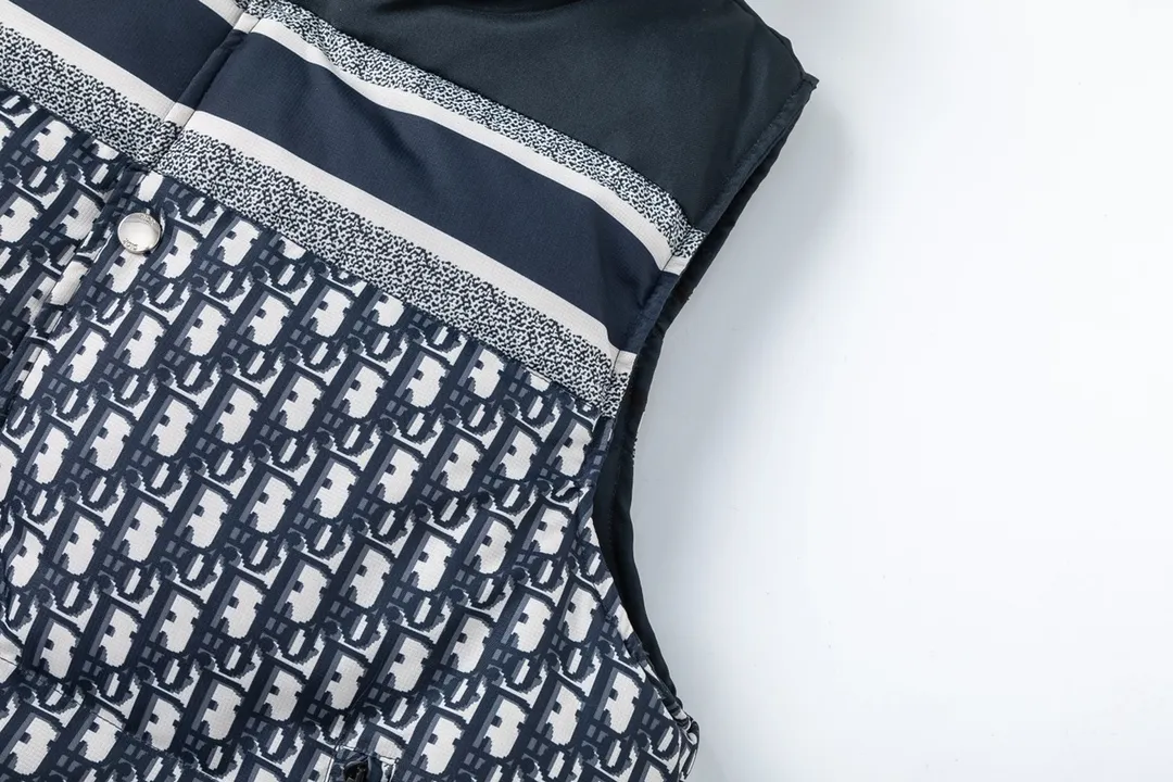 🅿️800 (with dust bag) Dior/Dior 23FW houndstooth all-over printed reversible down vest. Silhouette cut, chic and reversible. The mini jacket design is very Korean style. This year's mainstream all-over printed oblique, versatile style for men and women on the high street. Exquisite materials, fluffy version, fashionable and warm, 90 white duck down filling, full of down, fluffy and soft, and the upper body effect is great Customized original accessories, complete with three labels, molded custom logo buttons Size: S M L XL XXL