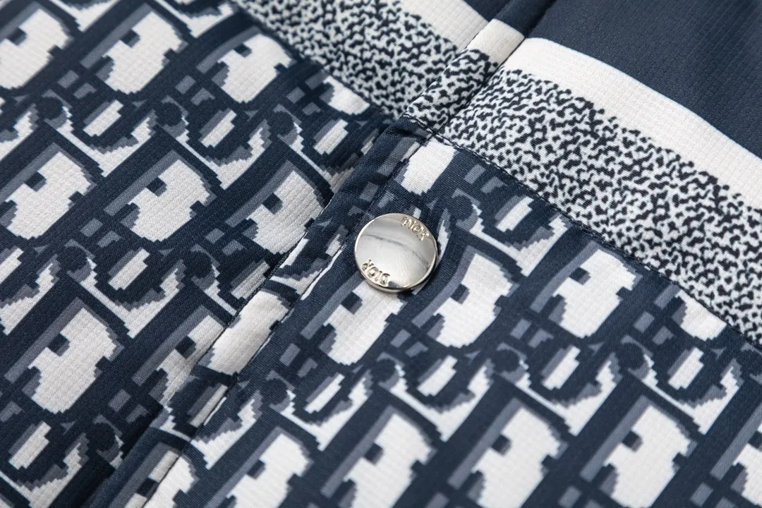 🅿️800 (with dust bag) Dior/Dior 23FW houndstooth all-over printed reversible down vest. Silhouette cut, chic and reversible. The mini jacket design is very Korean style. This year's mainstream all-over printed oblique, versatile style for men and women on the high street. Exquisite materials, fluffy version, fashionable and warm, 90 white duck down filling, full of down, fluffy and soft, and the upper body effect is great Customized original accessories, complete with three labels, molded custom logo buttons Size: S M L XL XXL