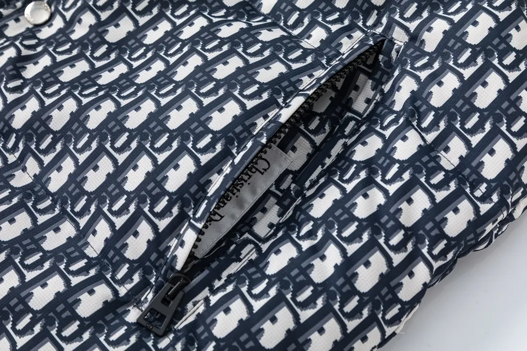 🅿️800 (with dust bag) Dior/Dior 23FW houndstooth all-over printed reversible down vest. Silhouette cut, chic and reversible. The mini jacket design is very Korean style. This year's mainstream all-over printed oblique, versatile style for men and women on the high street. Exquisite materials, fluffy version, fashionable and warm, 90 white duck down filling, full of down, fluffy and soft, and the upper body effect is great Customized original accessories, complete with three labels, molded custom logo buttons Size: S M L XL XXL