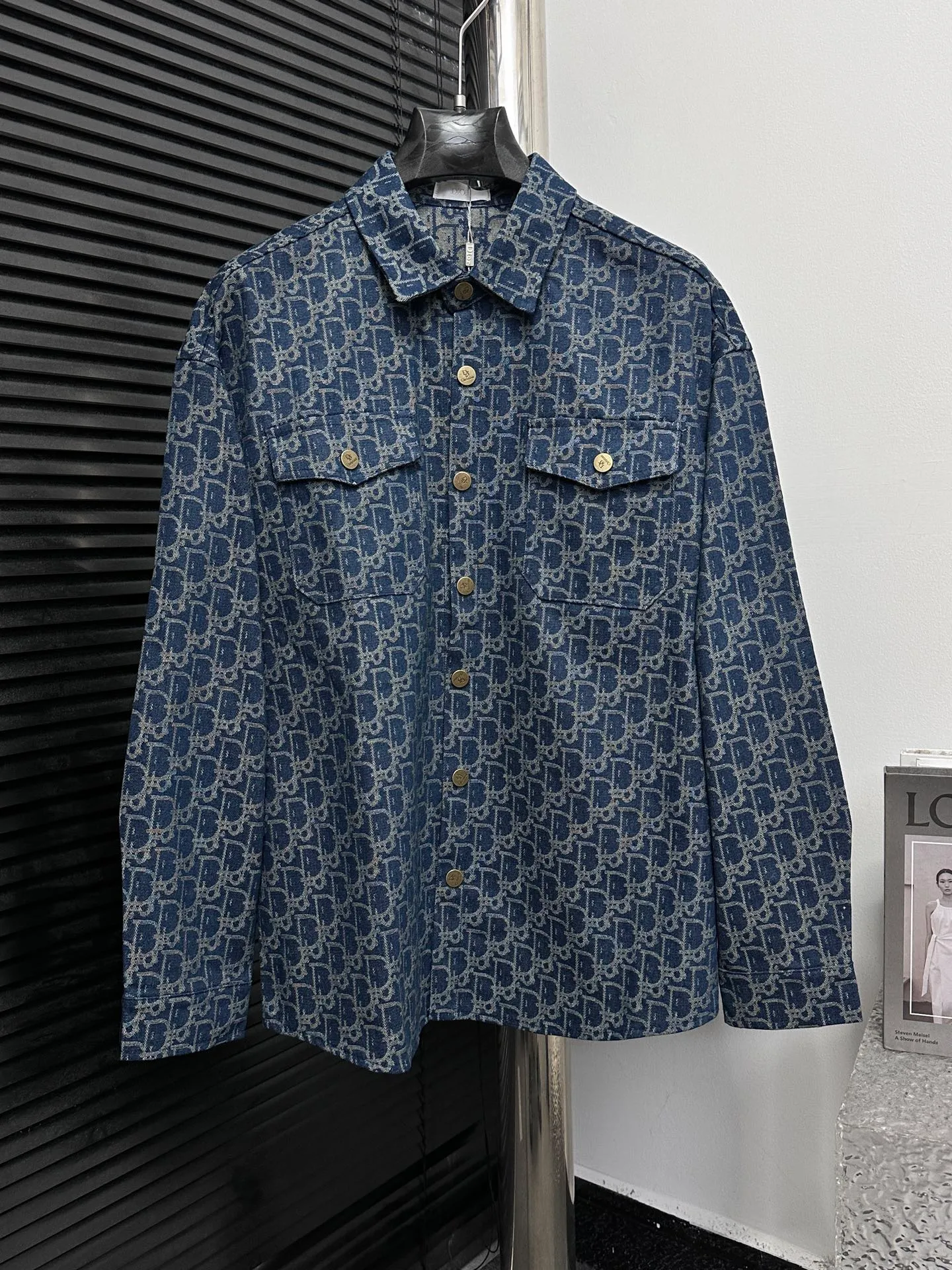 🅿️330 【DIOR】Dior 25ss jacquard jacket shirt This shirt collar jacket has concealed button closure. Made of heavy-duty washed pure cotton denim fabric, soft and wide, comfortable and close to the skin. Super stylish and versatile denim jacket. Same style for men and women. A must-have for fashionistas. Size: XS-L