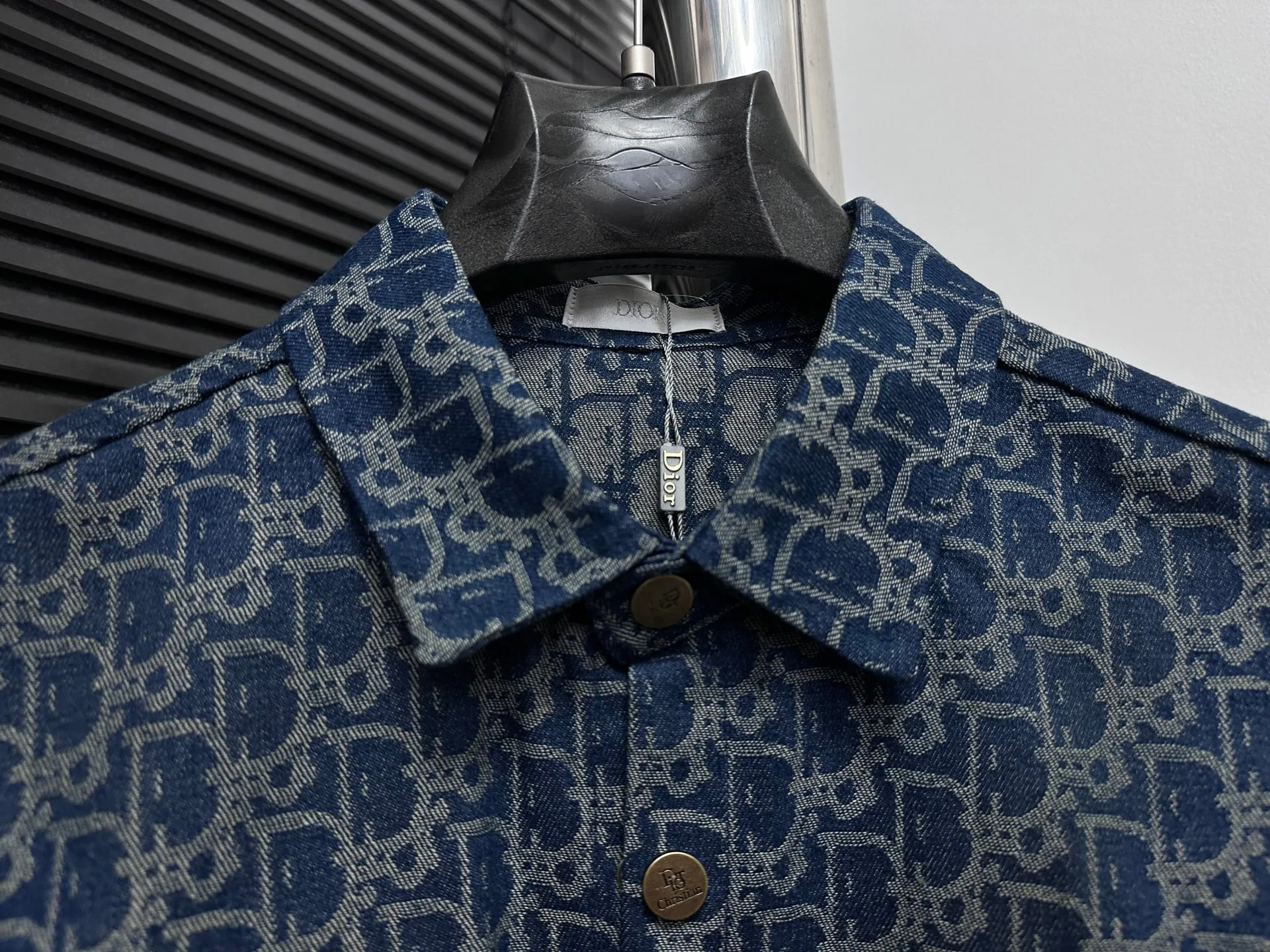 🅿️330 【DIOR】Dior 25ss jacquard jacket shirt This shirt collar jacket has concealed button closure. Made of heavy-duty washed pure cotton denim fabric, soft and wide, comfortable and close to the skin. Super stylish and versatile denim jacket. Same style for men and women. A must-have for fashionistas. Size: XS-L