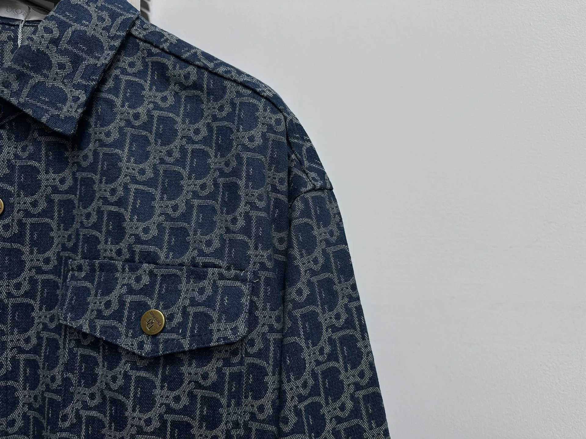 🅿️330 【DIOR】Dior 25ss jacquard jacket shirt This shirt collar jacket has concealed button closure. Made of heavy-duty washed pure cotton denim fabric, soft and wide, comfortable and close to the skin. Super stylish and versatile denim jacket. Same style for men and women. A must-have for fashionistas. Size: XS-L