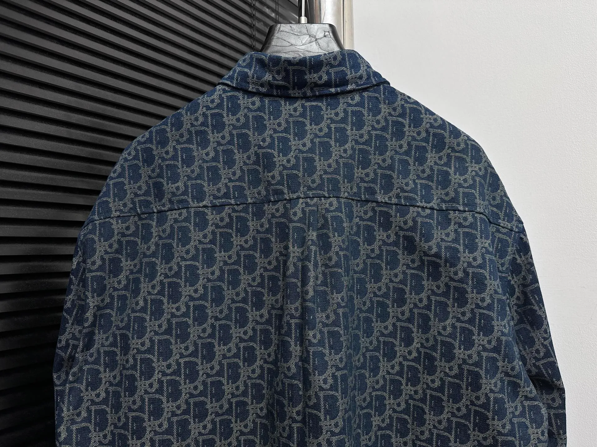 🅿️330 【DIOR】Dior 25ss jacquard jacket shirt This shirt collar jacket has concealed button closure. Made of heavy-duty washed pure cotton denim fabric, soft and wide, comfortable and close to the skin. Super stylish and versatile denim jacket. Same style for men and women. A must-have for fashionistas. Size: XS-L
