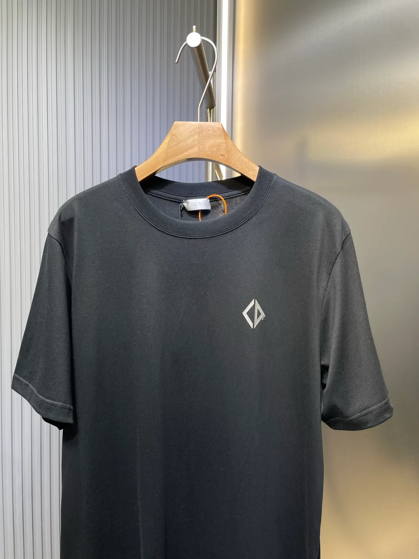🅿️250 dior🌟【Top replica】2025ss reflective diamond logo round neck short sleeves. This T-shirt is a new product for the spring and summer of 2025. It is an upgraded version of the classic wardrobe essentials. Made of cotton jersey with cd diamond reflective logo on the chest and lah on the back. The loose, comfortable fit can be easily worn with or. Reflective cd diamond logo on chest reflective dior print on back sizes: s-xl