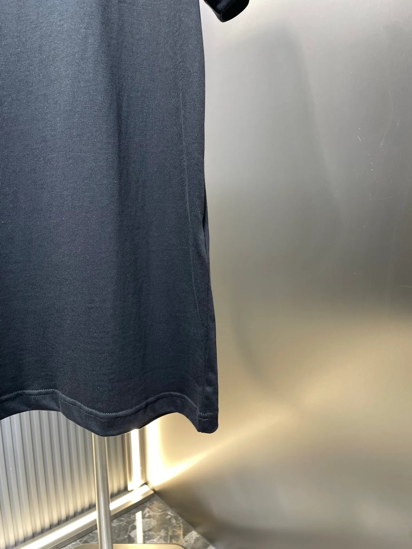 🅿️250 dior🌟【Top replica】2025ss reflective diamond logo round neck short sleeves. This T-shirt is a new product for the spring and summer of 2025. It is an upgraded version of the classic wardrobe essentials. Made of cotton jersey with cd diamond reflective logo on the chest and lah on the back. The loose, comfortable fit can be easily worn with or. Reflective cd diamond logo on chest reflective dior print on back sizes: s-xl