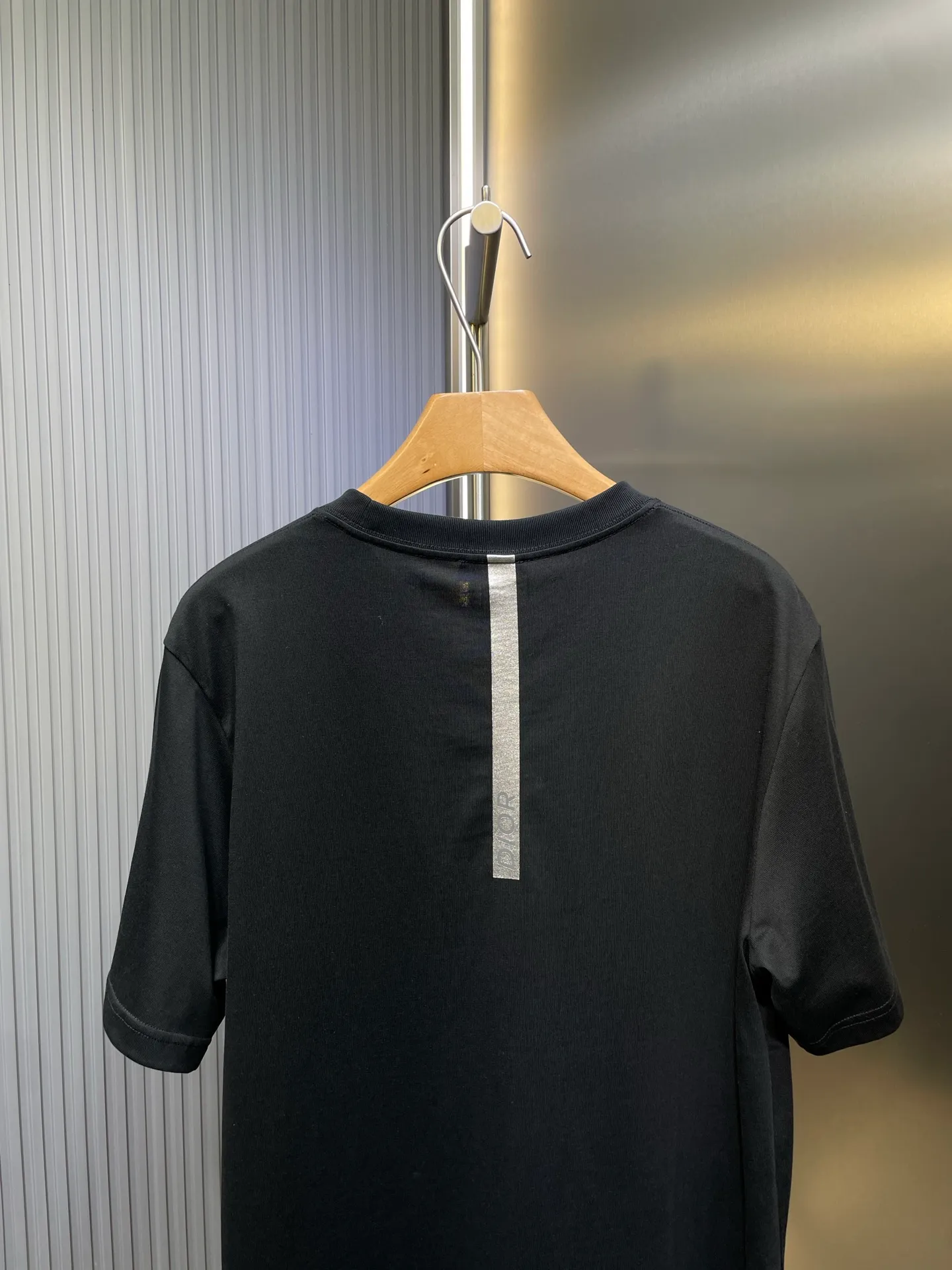 🅿️250 dior🌟【Top replica】2025ss reflective diamond logo round neck short sleeves. This T-shirt is a new product for the spring and summer of 2025. It is an upgraded version of the classic wardrobe essentials. Made of cotton jersey with cd diamond reflective logo on the chest and lah on the back. The loose, comfortable fit can be easily worn with or. Reflective cd diamond logo on chest reflective dior print on back sizes: s-xl