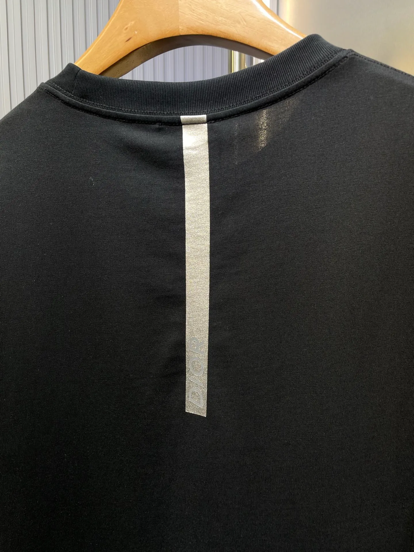 🅿️250 dior🌟【Top replica】2025ss reflective diamond logo round neck short sleeves. This T-shirt is a new product for the spring and summer of 2025. It is an upgraded version of the classic wardrobe essentials. Made of cotton jersey with cd diamond reflective logo on the chest and lah on the back. The loose, comfortable fit can be easily worn with or. Reflective cd diamond logo on chest reflective dior print on back sizes: s-xl