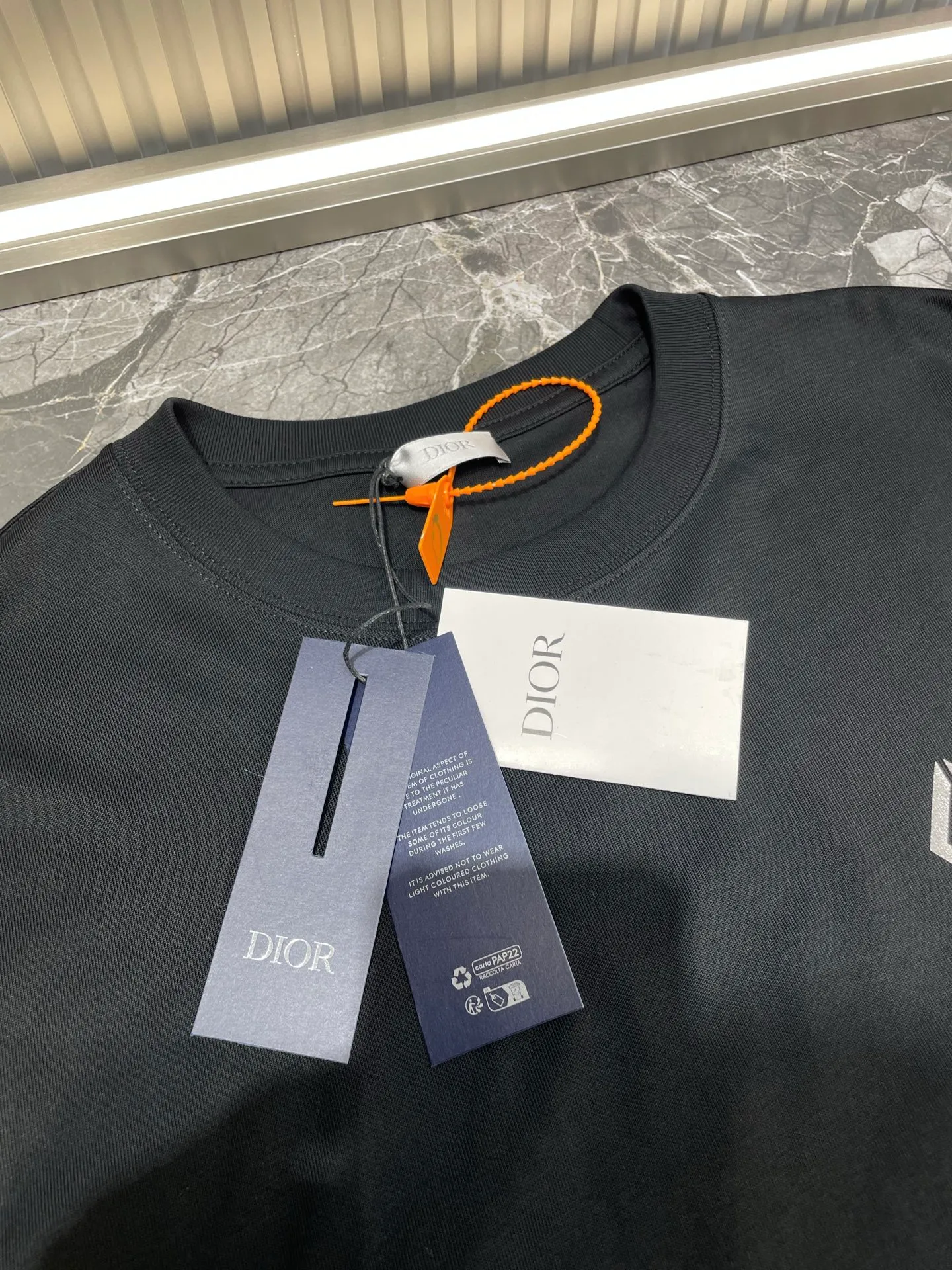 🅿️250 dior🌟【Top replica】2025ss reflective diamond logo round neck short sleeves. This T-shirt is a new product for the spring and summer of 2025. It is an upgraded version of the classic wardrobe essentials. Made of cotton jersey with cd diamond reflective logo on the chest and lah on the back. The loose, comfortable fit can be easily worn with or. Reflective cd diamond logo on chest reflective dior print on back sizes: s-xl