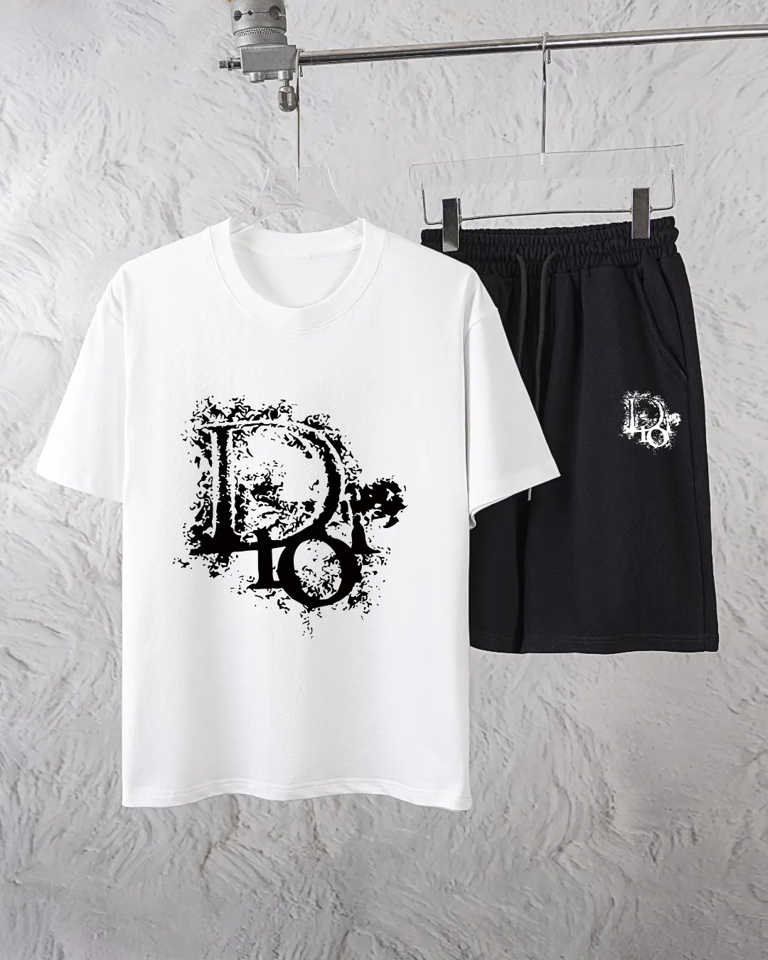 🅿️300 Dior Exclusively supplies the new trendy men’s fashionable round neck short-sleeved shorts suit, trendy and fashionable casual short-sleeved suit! It has high breathability and comfort, impeccable details, and brand element design concept, reflecting high quality. It presents a casual cut and the upper body shape is great! Material: 260g double yarn pure cotton short sleeves + 360g pure cotton terry shorts Size: S-XXL 🔥 (please state your height and weight when placing an order)