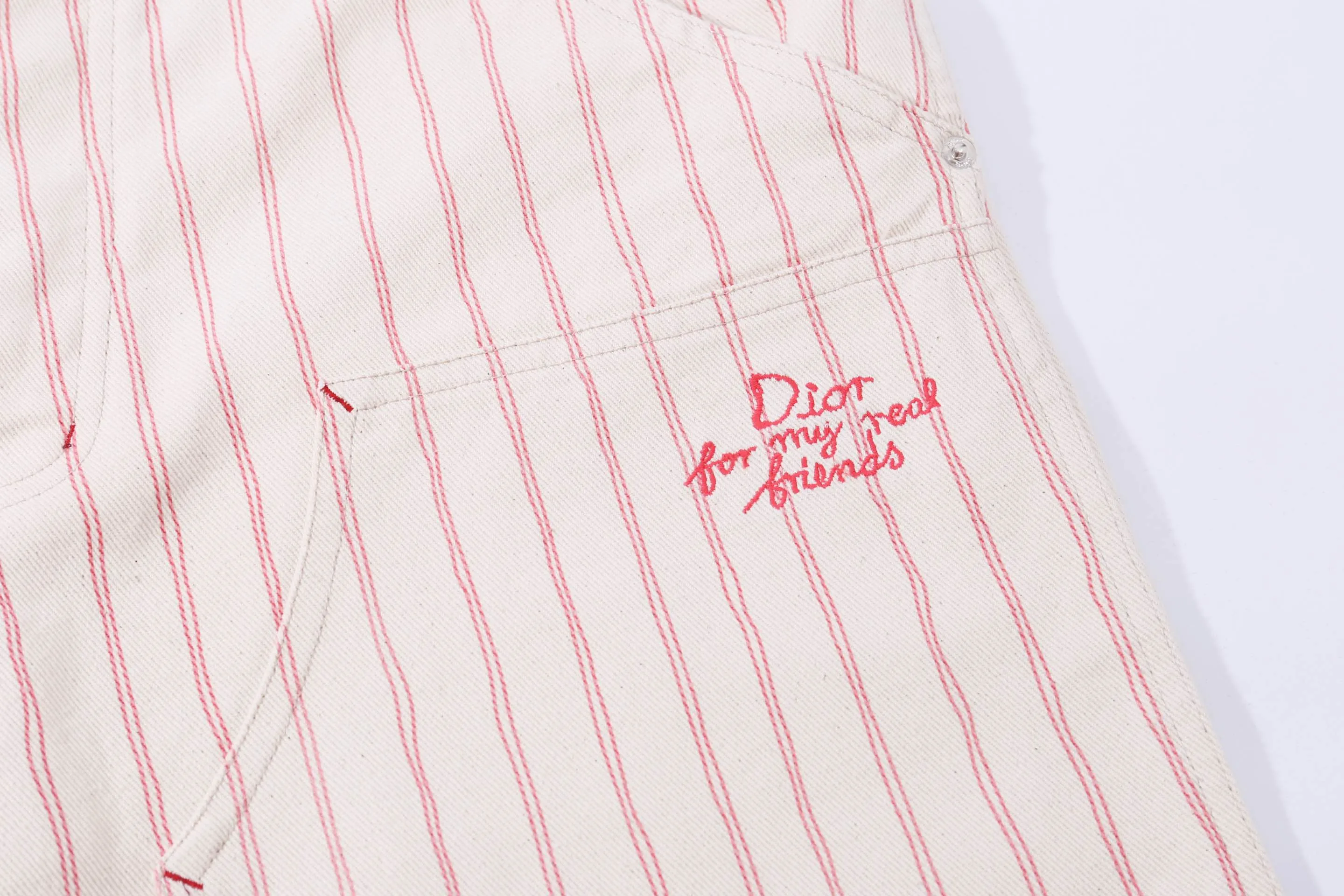 🅿️250 High-quality new CD stripe embroidered apricot shorts. Originally purchased for 14,600. The fabric is made of high-density equipment imported from Italy. It is made of custom-woven and dyed striped recycled cotton twill denim. The original cloth is washed and desized to restore the softness of the fabric and the velvety feel of the cloth. The cotton thread embroidered logo is embroidered with Tajima embroidery, the aluminum buttons are exclusively molded and customized, the dyed yarn 100% restores the color of the original plate, the back waist leather tag is customized with the same color, and the three-label accessories follow the original plate. Size xs-l