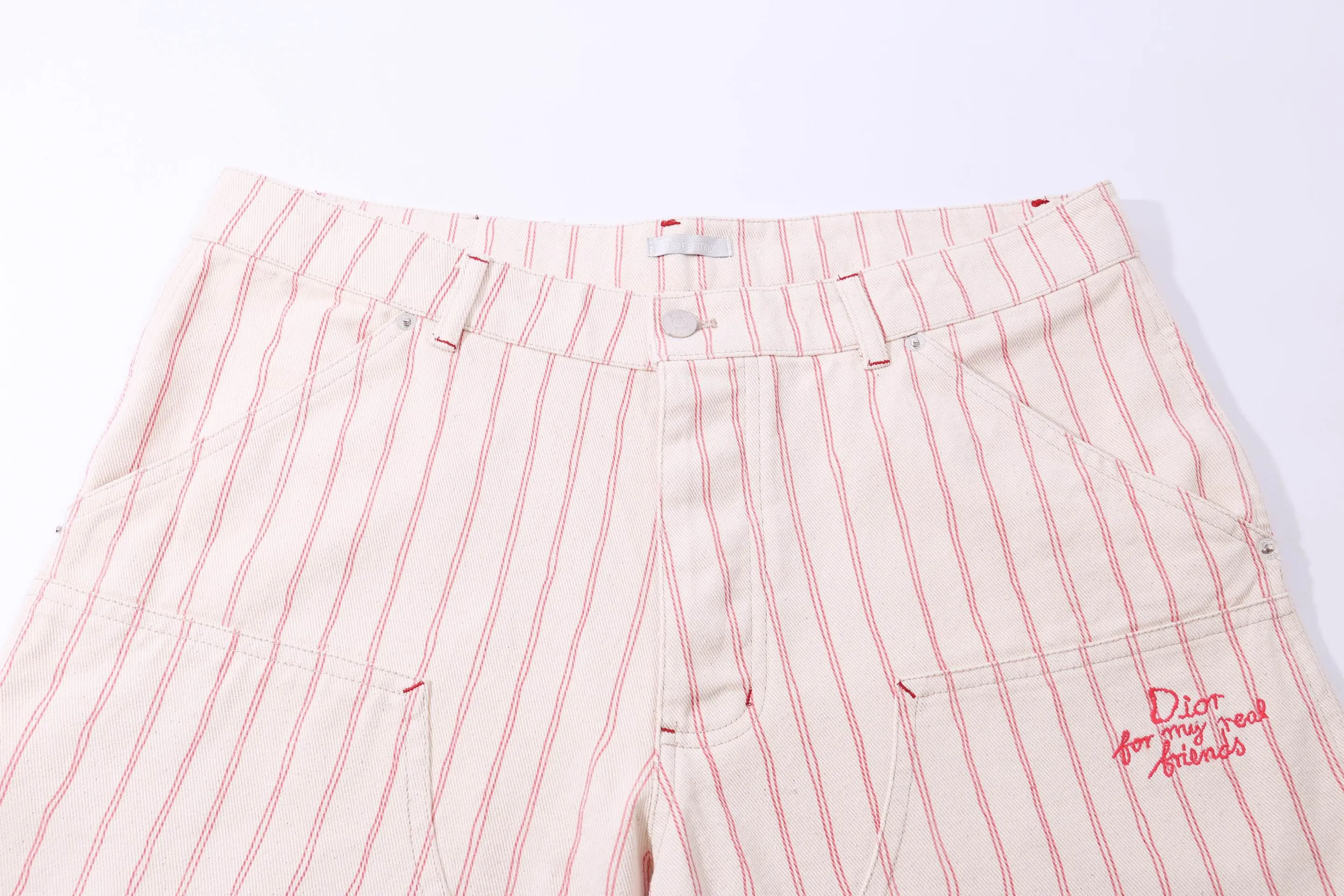 🅿️250 High-quality new CD stripe embroidered apricot shorts. Originally purchased for 14,600. The fabric is made of high-density equipment imported from Italy. It is made of custom-woven and dyed striped recycled cotton twill denim. The original cloth is washed and desized to restore the softness of the fabric and the velvety feel of the cloth. The cotton thread embroidered logo is embroidered with Tajima embroidery, the aluminum buttons are exclusively molded and customized, the dyed yarn 100% restores the color of the original plate, the back waist leather tag is customized with the same color, and the three-label accessories follow the original plate. Size xs-l