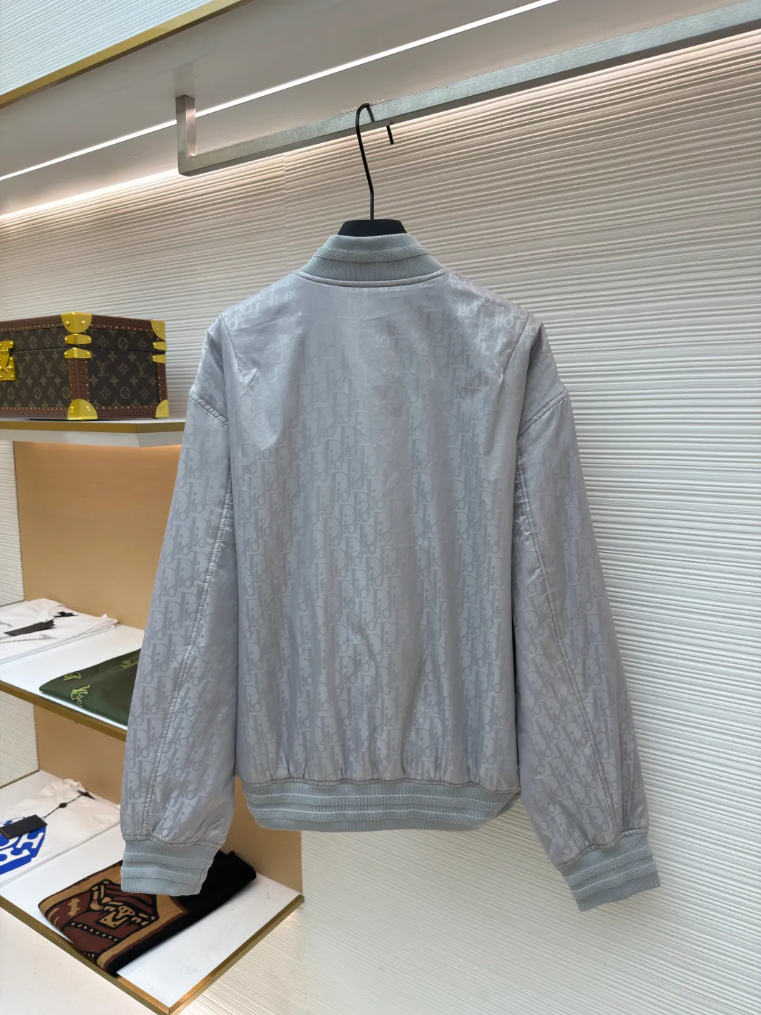 Dior flight jacket ●Original version: Purchased and developed for 21000 ●Item number: 1680818-C10 ●Fabric: nylon fabric ●Technology: Printing ●Version: Fitted version ●Weight: about 620 grams ●Size: 46-48-50-52 ●Description: This aviator is carefully made of jacquard technical fabric and decorated with a Diamond pattern throughout, which was designed by Marc Bohan. Bohan) in 1974, it reinterprets the initials with a three-dimensional line diamond pattern. It has a casual and classic silhouette with ribbed collar, cuffs and hem. The comfortable tailoring highlights the sporty style. It can be matched with and create a sophisticated casual look. It is decorated with Diamond jacquard pattern all over. Two-way zipper closure with engraving. Dr logo zipper pull, side welt pockets, ribbed collar, cuffs and hem👍. There are five colors to choose from. The shape is handsome and generous. It is the same style for men and women. Highly recommended! The overall wiring is straight and delicate, the fabric is comfortable and soft, and the color is consistent without color difference. It can be matched with the same style to create a fashionable look and control various occasions. Customized accessories, complete with three standards, same style for men and women!