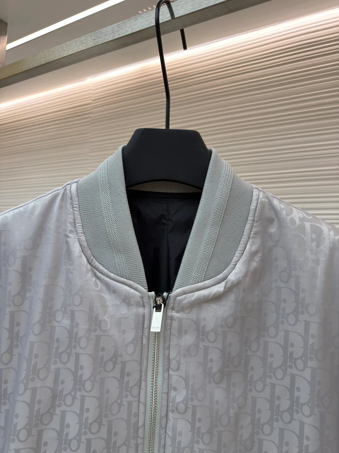 Dior flight jacket ●Original version: Purchased and developed for 21000 ●Item number: 1680818-C10 ●Fabric: nylon fabric ●Technology: Printing ●Version: Fitted version ●Weight: about 620 grams ●Size: 46-48-50-52 ●Description: This aviator is carefully made of jacquard technical fabric and decorated with a Diamond pattern throughout, which was designed by Marc Bohan. Bohan) in 1974, it reinterprets the initials with a three-dimensional line diamond pattern. It has a casual and classic silhouette with ribbed collar, cuffs and hem. The comfortable tailoring highlights the sporty style. It can be matched with and create a sophisticated casual look. It is decorated with Diamond jacquard pattern all over. Two-way zipper closure with engraving. Dr logo zipper pull, side welt pockets, ribbed collar, cuffs and hem👍. There are five colors to choose from. The shape is handsome and generous. It is the same style for men and women. Highly recommended! The overall wiring is straight and delicate, the fabric is comfortable and soft, and the color is consistent without color difference. It can be matched with the same style to create a fashionable look and control various occasions. Customized accessories, complete with three standards, same style for men and women!