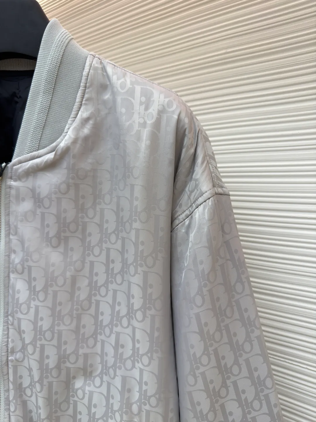 Dior flight jacket ●Original version: Purchased and developed for 21000 ●Item number: 1680818-C10 ●Fabric: nylon fabric ●Technology: Printing ●Version: Fitted version ●Weight: about 620 grams ●Size: 46-48-50-52 ●Description: This aviator is carefully made of jacquard technical fabric and decorated with a Diamond pattern throughout, which was designed by Marc Bohan. Bohan) in 1974, it reinterprets the initials with a three-dimensional line diamond pattern. It has a casual and classic silhouette with ribbed collar, cuffs and hem. The comfortable tailoring highlights the sporty style. It can be matched with and create a sophisticated casual look. It is decorated with Diamond jacquard pattern all over. Two-way zipper closure with engraving. Dr logo zipper pull, side welt pockets, ribbed collar, cuffs and hem👍. There are five colors to choose from. The shape is handsome and generous. It is the same style for men and women. Highly recommended! The overall wiring is straight and delicate, the fabric is comfortable and soft, and the color is consistent without color difference. It can be matched with the same style to create a fashionable look and control various occasions. Customized accessories, complete with three standards, same style for men and women!