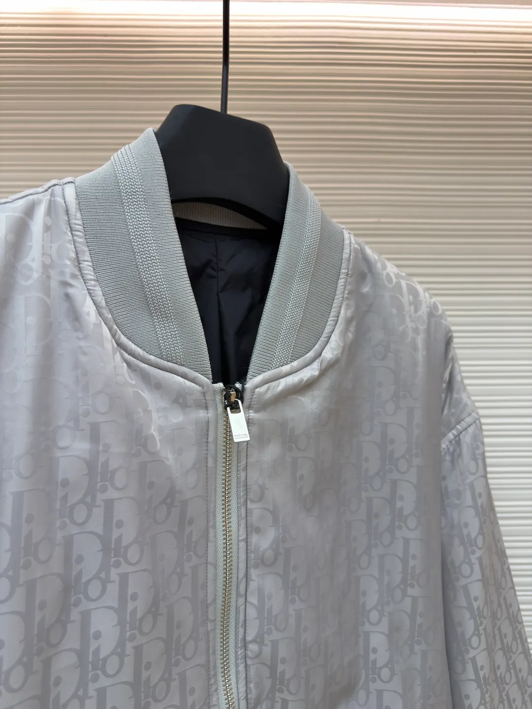 Dior flight jacket ●Original version: Purchased and developed for 21000 ●Item number: 1680818-C10 ●Fabric: nylon fabric ●Technology: Printing ●Version: Fitted version ●Weight: about 620 grams ●Size: 46-48-50-52 ●Description: This aviator is carefully made of jacquard technical fabric and decorated with a Diamond pattern throughout, which was designed by Marc Bohan. Bohan) in 1974, it reinterprets the initials with a three-dimensional line diamond pattern. It has a casual and classic silhouette with ribbed collar, cuffs and hem. The comfortable tailoring highlights the sporty style. It can be matched with and create a sophisticated casual look. It is decorated with Diamond jacquard pattern all over. Two-way zipper closure with engraving. Dr logo zipper pull, side welt pockets, ribbed collar, cuffs and hem👍. There are five colors to choose from. The shape is handsome and generous. It is the same style for men and women. Highly recommended! The overall wiring is straight and delicate, the fabric is comfortable and soft, and the color is consistent without color difference. It can be matched with the same style to create a fashionable look and control various occasions. Customized accessories, complete with three standards, same style for men and women!