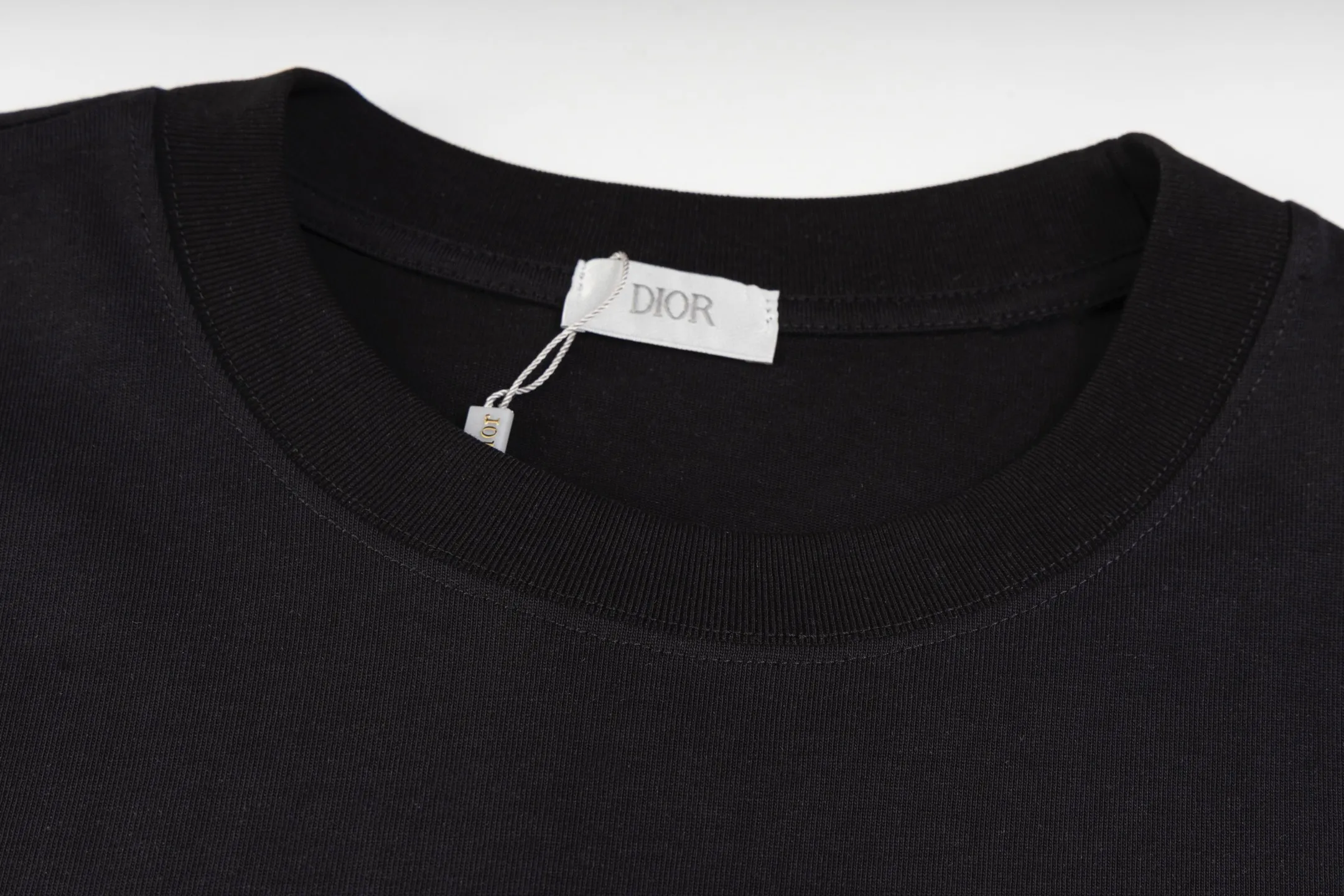 🅿️170 Style #Z10 Round neck short sleeves with dior lettering on the front and back. The same style as the LOUISVUITTON official website. Fabric: 32-count double yarn 280g pure cotton fabric. Weaving and dyeing threads of the same color in the same cylinder. Consistent colors. Process: imported machine white ink direct-jet printing. Supporting: complete three-label cardboard, oil paper and code sticker packaging. High-temperature pre-shrinking process before production, no shrinkage and deformation. Imported machine professional plate production os version Can wear up to 200 pounds. The size is measured manually. The error of 2-3cm is normal. Color: black white size: s m l xl
