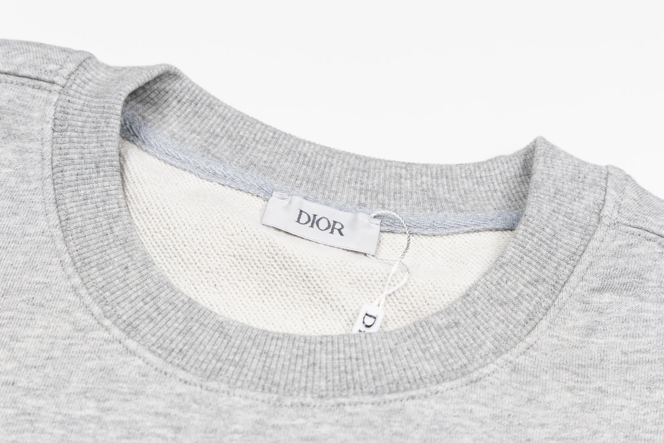 🅿️340 CD logo embroidered crew neck sweatshirt (grey) The fabric is made of high-quality gray cotton fleece fabric, which is soft and comfortable to the touch, bringing a warm wearing experience. The fabric is made of 100% cotton, which has good breathability and skin-friendliness. The sweatshirt adopts a regular fit design and is discreetly decorated with the same-tone CD Icon embroidery logo on the chest, showing exquisite craftsmanship in every detail. The collar, cuffs and hem are all designed with ribbed edges, which not only enhances the crispness of the overall silhouette, but also keeps the clothing durable and without deformation. Exquisite sewing technology ensures that every seam is smooth and firm, reflecting the brand's strict requirements for quality. This sweatshirt not only retains the comfort of sports and leisure, but also shows the texture of high fashion through exquisite detail processing, making it suitable for daily wear in various occasions. Size:S-M-L-XL