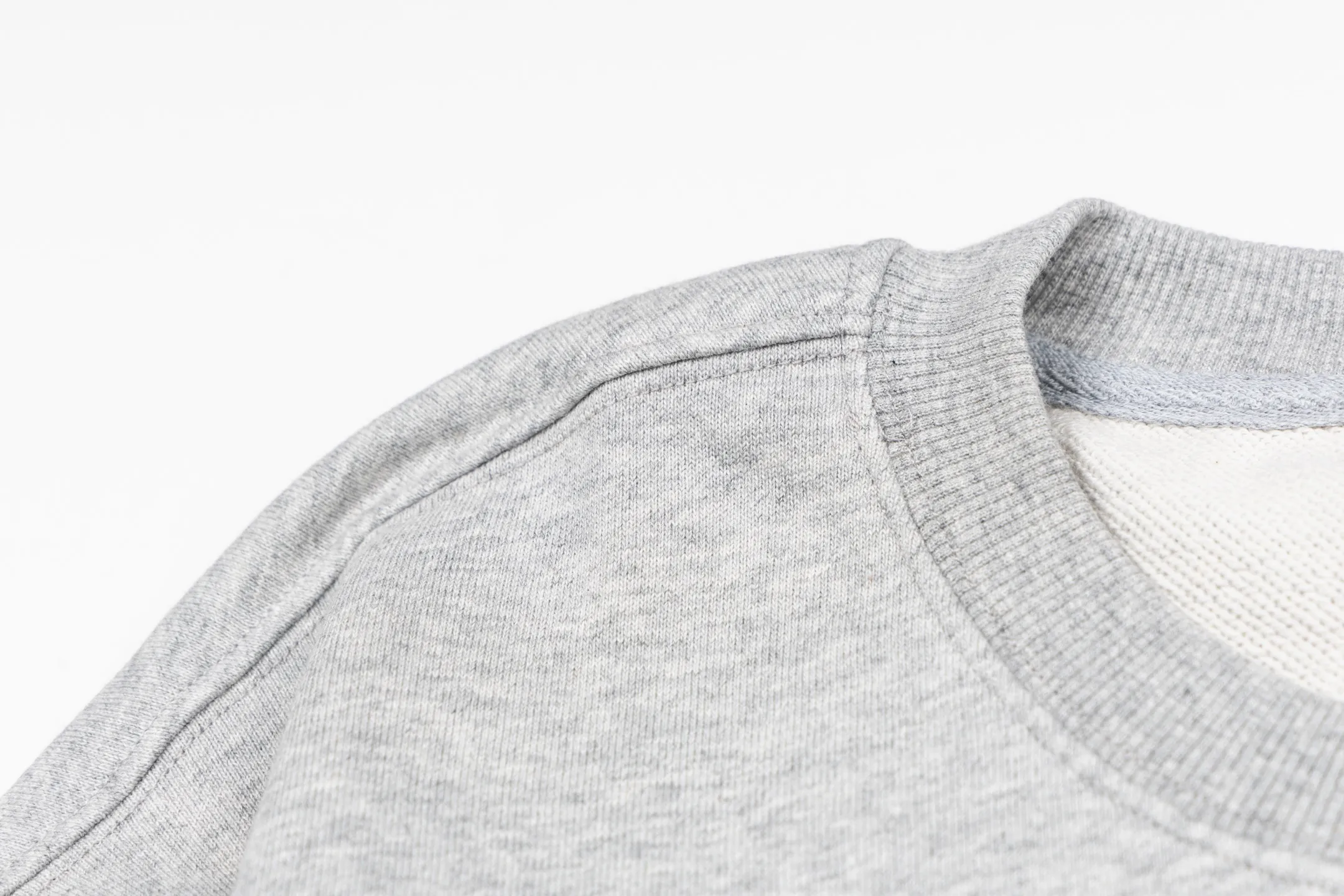 🅿️340 CD logo embroidered crew neck sweatshirt (grey) The fabric is made of high-quality gray cotton fleece fabric, which is soft and comfortable to the touch, bringing a warm wearing experience. The fabric is made of 100% cotton, which has good breathability and skin-friendliness. The sweatshirt adopts a regular fit design and is discreetly decorated with the same-tone CD Icon embroidery logo on the chest, showing exquisite craftsmanship in every detail. The collar, cuffs and hem are all designed with ribbed edges, which not only enhances the crispness of the overall silhouette, but also keeps the clothing durable and without deformation. Exquisite sewing technology ensures that every seam is smooth and firm, reflecting the brand's strict requirements for quality. This sweatshirt not only retains the comfort of sports and leisure, but also shows the texture of high fashion through exquisite detail processing, making it suitable for daily wear in various occasions. Size:S-M-L-XL