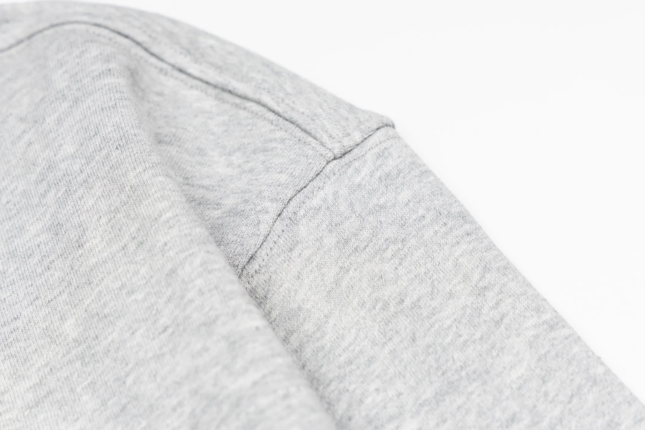 🅿️340 CD logo embroidered crew neck sweatshirt (grey) The fabric is made of high-quality gray cotton fleece fabric, which is soft and comfortable to the touch, bringing a warm wearing experience. The fabric is made of 100% cotton, which has good breathability and skin-friendliness. The sweatshirt adopts a regular fit design and is discreetly decorated with the same-tone CD Icon embroidery logo on the chest, showing exquisite craftsmanship in every detail. The collar, cuffs and hem are all designed with ribbed edges, which not only enhances the crispness of the overall silhouette, but also keeps the clothing durable and without deformation. Exquisite sewing technology ensures that every seam is smooth and firm, reflecting the brand's strict requirements for quality. This sweatshirt not only retains the comfort of sports and leisure, but also shows the texture of high fashion through exquisite detail processing, making it suitable for daily wear in various occasions. Size:S-M-L-XL