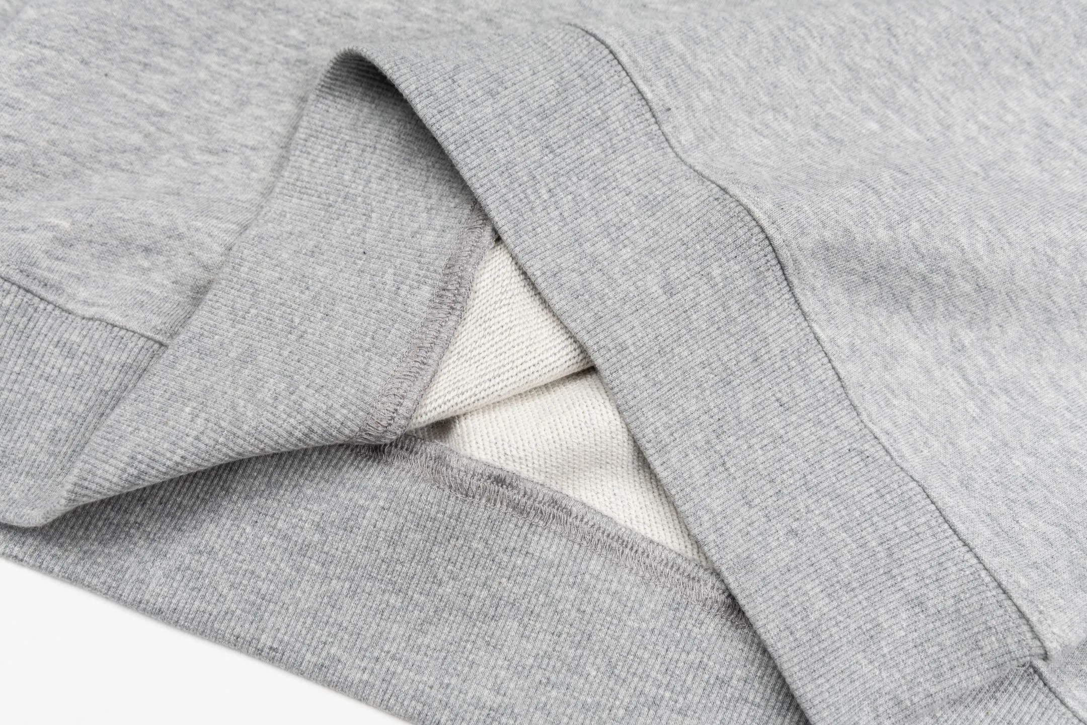 🅿️340 CD logo embroidered crew neck sweatshirt (grey) The fabric is made of high-quality gray cotton fleece fabric, which is soft and comfortable to the touch, bringing a warm wearing experience. The fabric is made of 100% cotton, which has good breathability and skin-friendliness. The sweatshirt adopts a regular fit design and is discreetly decorated with the same-tone CD Icon embroidery logo on the chest, showing exquisite craftsmanship in every detail. The collar, cuffs and hem are all designed with ribbed edges, which not only enhances the crispness of the overall silhouette, but also keeps the clothing durable and without deformation. Exquisite sewing technology ensures that every seam is smooth and firm, reflecting the brand's strict requirements for quality. This sweatshirt not only retains the comfort of sports and leisure, but also shows the texture of high fashion through exquisite detail processing, making it suitable for daily wear in various occasions. Size:S-M-L-XL