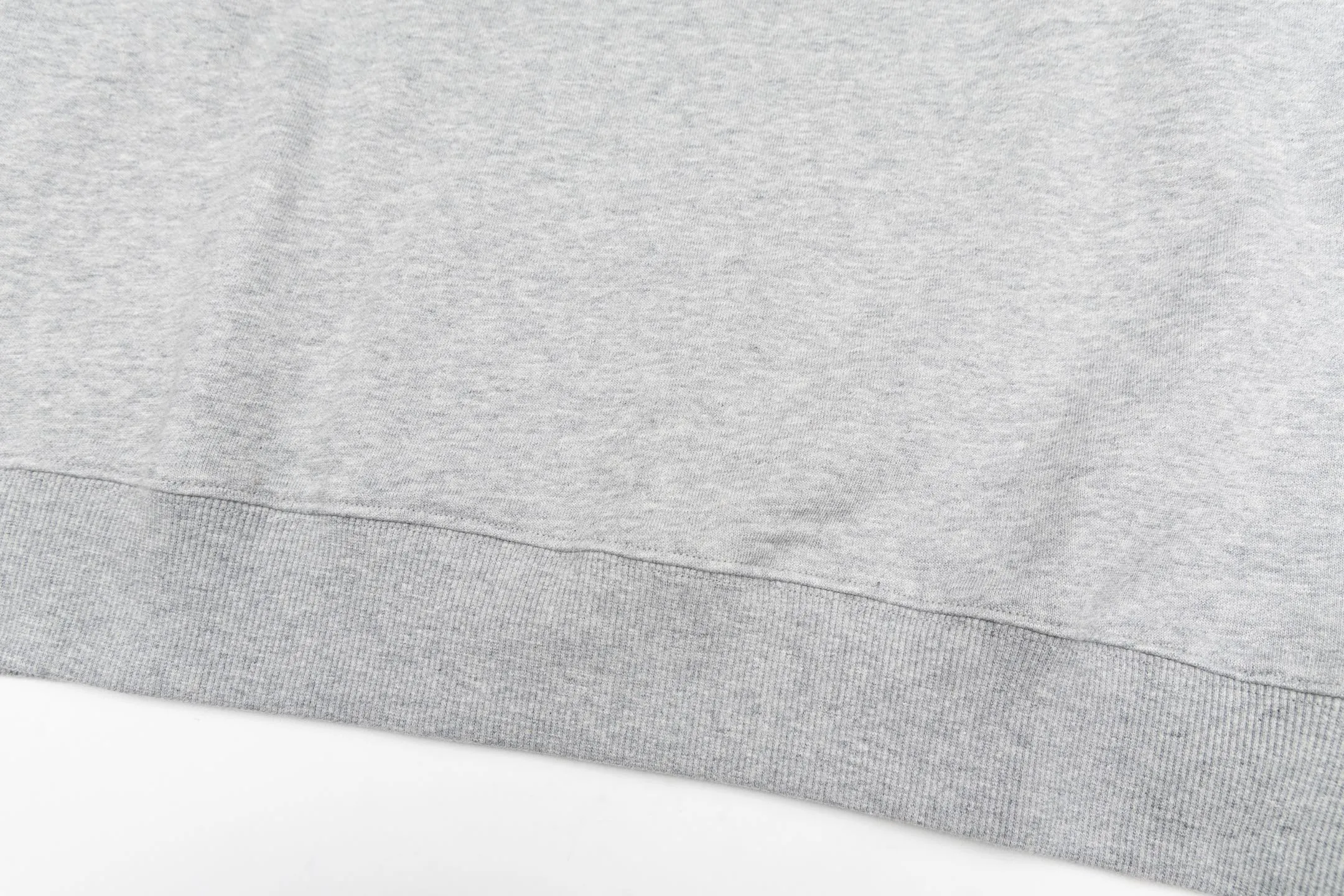 🅿️340 CD logo embroidered crew neck sweatshirt (grey) The fabric is made of high-quality gray cotton fleece fabric, which is soft and comfortable to the touch, bringing a warm wearing experience. The fabric is made of 100% cotton, which has good breathability and skin-friendliness. The sweatshirt adopts a regular fit design and is discreetly decorated with the same-tone CD Icon embroidery logo on the chest, showing exquisite craftsmanship in every detail. The collar, cuffs and hem are all designed with ribbed edges, which not only enhances the crispness of the overall silhouette, but also keeps the clothing durable and without deformation. Exquisite sewing technology ensures that every seam is smooth and firm, reflecting the brand's strict requirements for quality. This sweatshirt not only retains the comfort of sports and leisure, but also shows the texture of high fashion through exquisite detail processing, making it suitable for daily wear in various occasions. Size:S-M-L-XL
