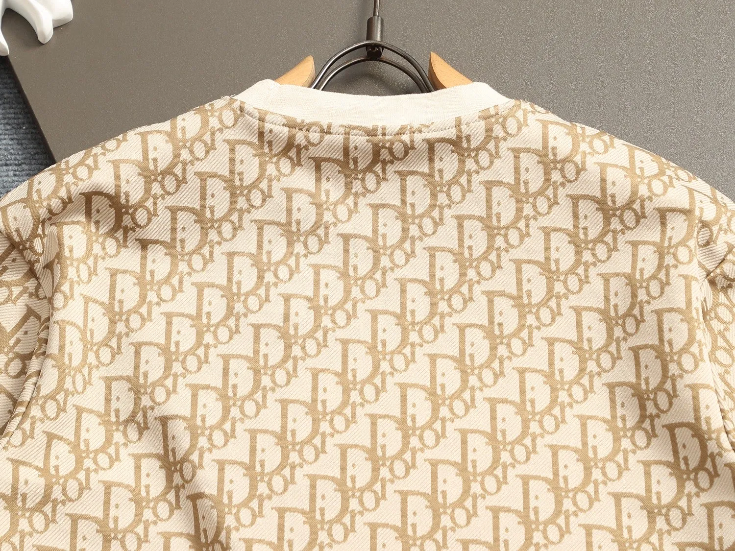 🅿️180 Doir Dior micro-wide version XS-L new exclusive limited edition 25 years of the latest and top-notch full printed logo dark pattern towel embroidered letter logo double sleeves back plaid patch exquisite heavy craftsmanship As the leader in the luxury world, 280g washed fabric T-shirts, D family is well-deserved. The first thing that catches the eye on the piece I am going to talk about today is the two loose and comfortable styles~~The ribbed round neck is the best modification of its version, while B family has the upper body LOGO listed on the front, and the unique pin design uses a color matching design to highlight the texture! Cow Black and white, the most traditional modification method and the simplest color scale contrast form the strongest and direct contrast, and this is often the most concise and clear minimalist modification method~~A nostalgic classic atmosphere also spreads in this work inadvertently! ! Coupled with the blessing of pure cotton material, both the upper body comfort and the existence are unparalleled. It can be said to be a must-have companion in summer. The excellent breathability and comfortable wearing feeling are unparalleled~ Recommended! ! Size: XS S M L Color: Black Apricot Size chart: