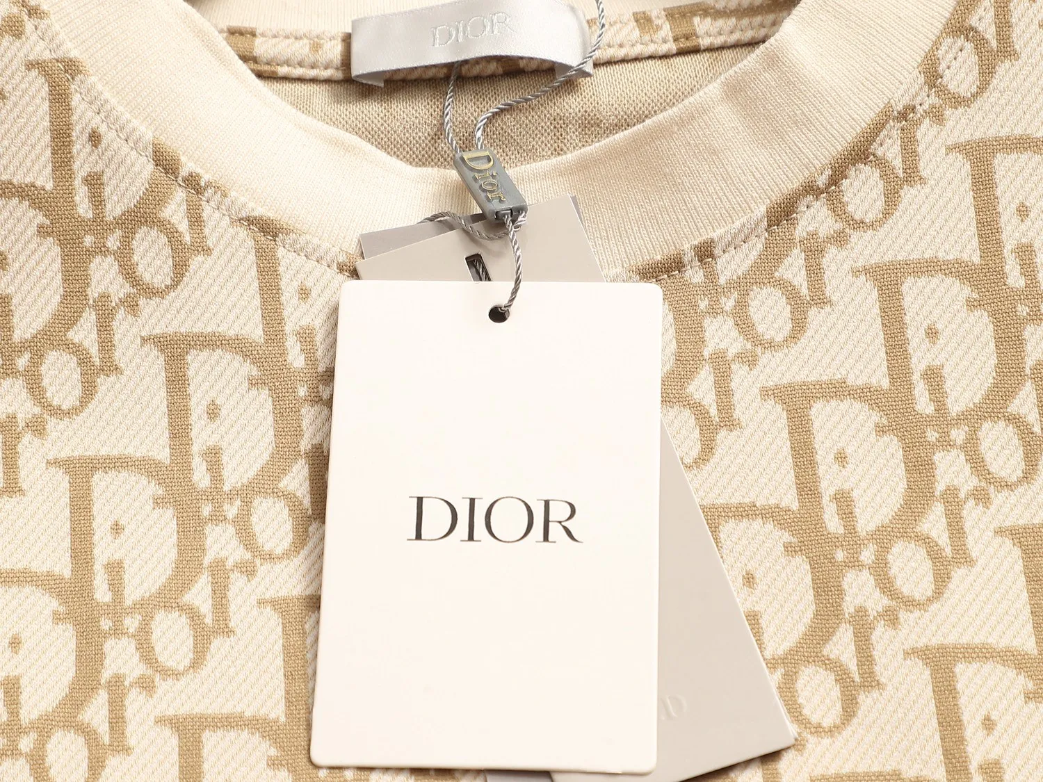 🅿️180 Doir Dior micro-wide version XS-L new exclusive limited edition 25 years of the latest and top-notch full printed logo dark pattern towel embroidered letter logo double sleeves back plaid patch exquisite heavy craftsmanship As the leader in the luxury world, 280g washed fabric T-shirts, D family is well-deserved. The first thing that catches the eye on the piece I am going to talk about today is the two loose and comfortable styles~~The ribbed round neck is the best modification of its version, while B family has the upper body LOGO listed on the front, and the unique pin design uses a color matching design to highlight the texture! Cow Black and white, the most traditional modification method and the simplest color scale contrast form the strongest and direct contrast, and this is often the most concise and clear minimalist modification method~~A nostalgic classic atmosphere also spreads in this work inadvertently! ! Coupled with the blessing of pure cotton material, both the upper body comfort and the existence are unparalleled. It can be said to be a must-have companion in summer. The excellent breathability and comfortable wearing feeling are unparalleled~ Recommended! ! Size: XS S M L Color: Black Apricot Size chart: