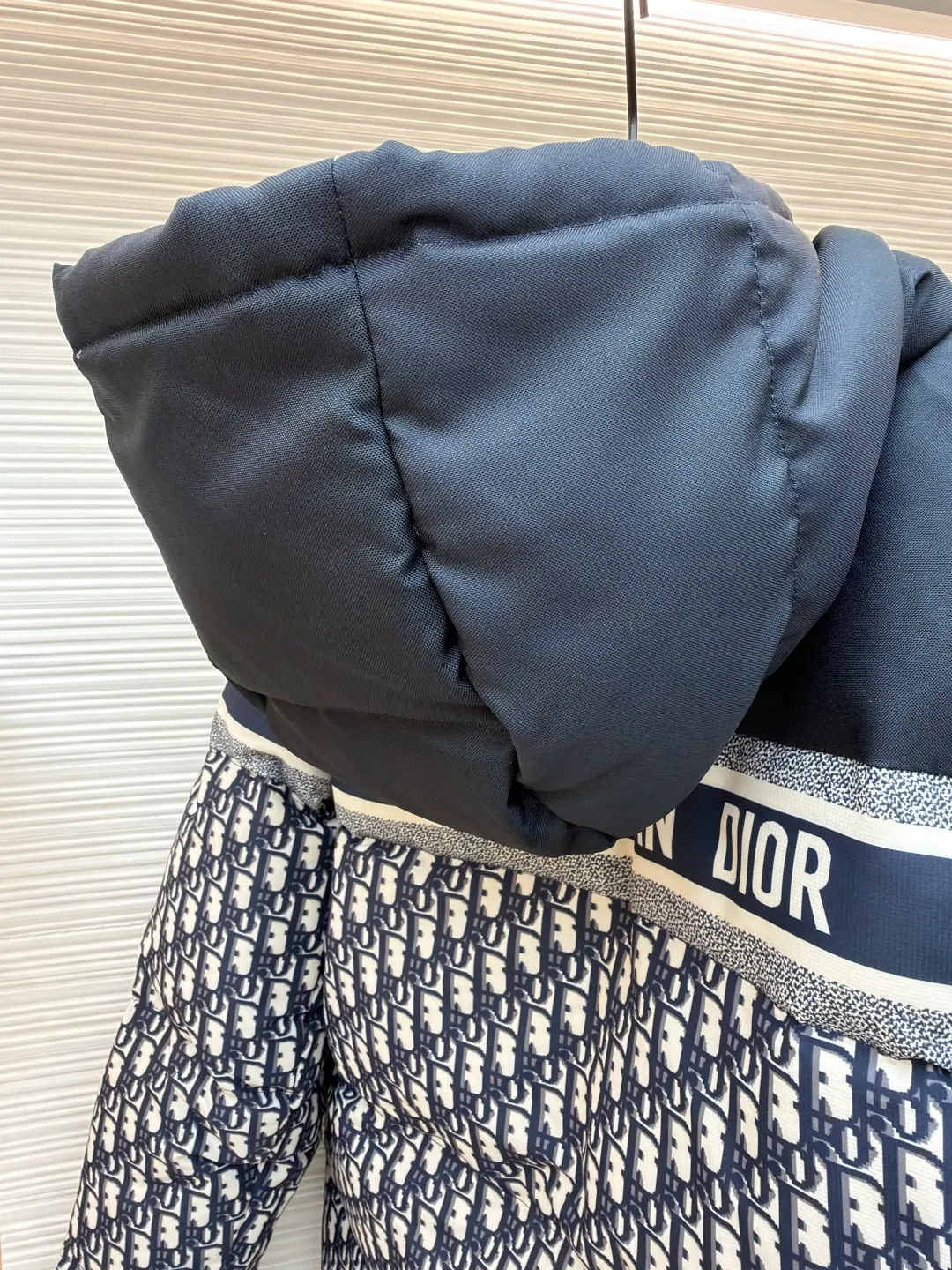 Dior full-print jacquard double-sided down jacket ●Original version: 42999 purchase and development ●Item number: 1681214-D60 ●Fabric: down fabric ●Technology: mechanical down filling ●Color: dark blue ●Version: fitted version ●Weight: about 1470 grams ●Size: S-M-L-XL-XXL ●Description: We uniformly choose to use mcgs machine filling, based on the amount of down filling for each cut piece, the fluffiness of the down stirring, the down liner's 900 density double-layer gallbladder comes with an anti-leakage coating, which maintains the shape of the down and ensures that the down does not move after dry cleaning. , the interior is lined with 900 density and comes with an anti-running velvet coating. The cuffs and collar are made of original Velcro, which is durable. The accessories and hardware are all custom-made from the original factory. Details determine the quality. Customized double-sided printed fabrics. It took 60 days to perfectly restore the overall presbyopia logo. zp, super soft feel, exquisite pattern design and positioning, soft and anti-static fabric! The overall wiring is straight and delicate, the fabric is comfortable and soft, and the color is consistent without color difference. It can be matched with the same style to create a fashionable look and control various occasions. Customized accessories, complete with three standards, same style for men and women!