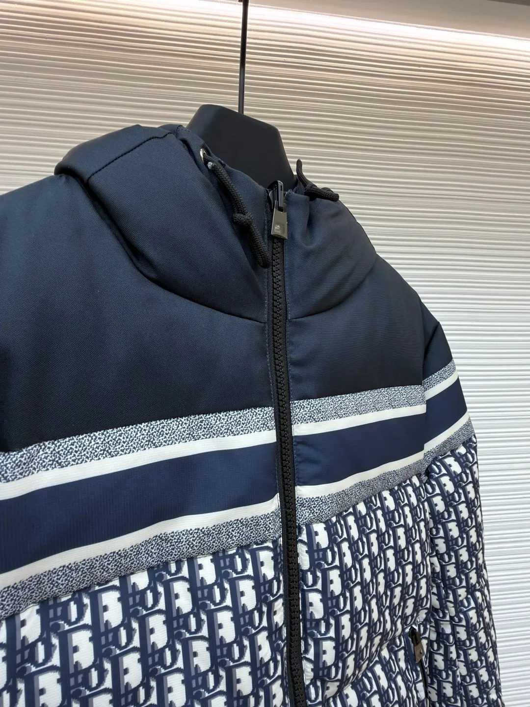 Dior full-print jacquard double-sided down jacket ●Original version: 42999 purchase and development ●Item number: 1681214-D60 ●Fabric: down fabric ●Technology: mechanical down filling ●Color: dark blue ●Version: fitted version ●Weight: about 1470 grams ●Size: S-M-L-XL-XXL ●Description: We uniformly choose to use mcgs machine filling, based on the amount of down filling for each cut piece, the fluffiness of the down stirring, the down liner's 900 density double-layer gallbladder comes with an anti-leakage coating, which maintains the shape of the down and ensures that the down does not move after dry cleaning. , the interior is lined with 900 density and comes with an anti-running velvet coating. The cuffs and collar are made of original Velcro, which is durable. The accessories and hardware are all custom-made from the original factory. Details determine the quality. Customized double-sided printed fabrics. It took 60 days to perfectly restore the overall presbyopia logo. zp, super soft feel, exquisite pattern design and positioning, soft and anti-static fabric! The overall wiring is straight and delicate, the fabric is comfortable and soft, and the color is consistent without color difference. It can be matched with the same style to create a fashionable look and control various occasions. Customized accessories, complete with three standards, same style for men and women!