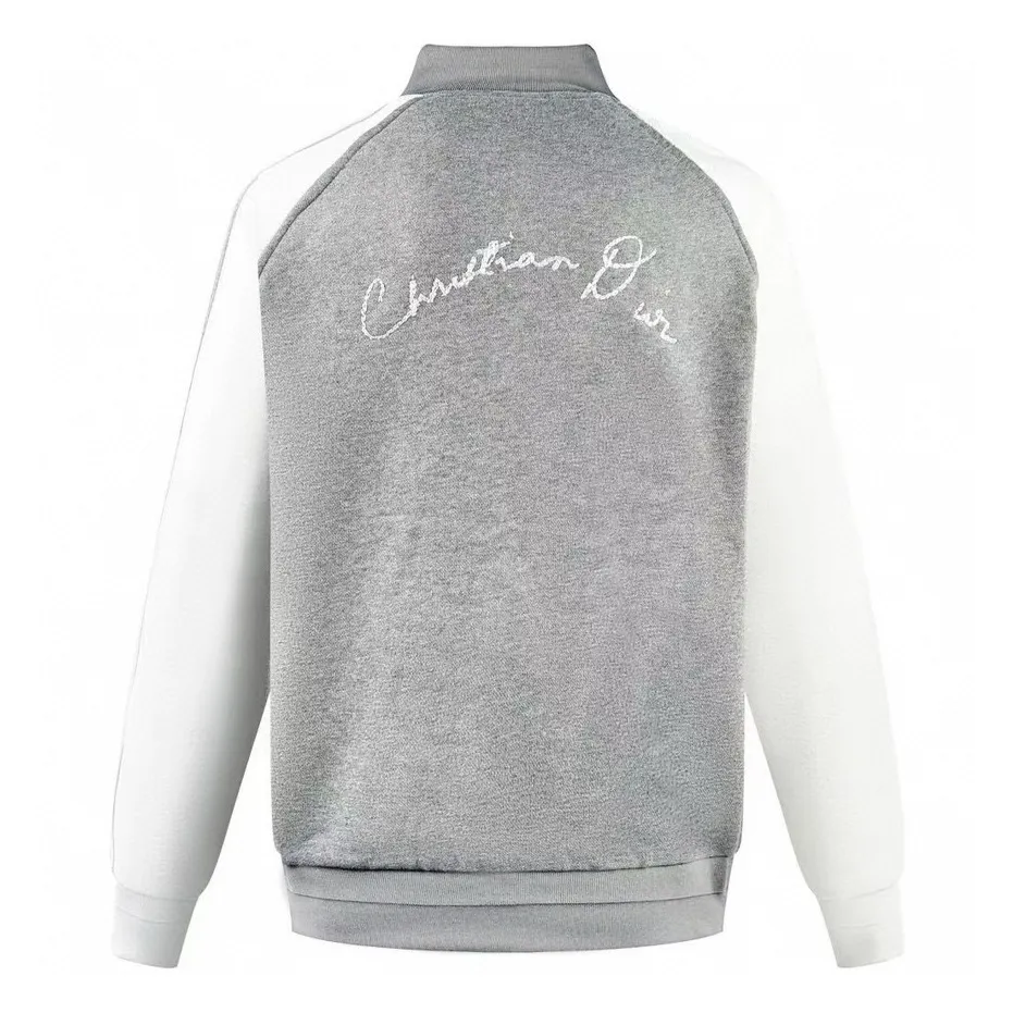 🅿️530 [Exclusive supply] CD 24SS Lily of the Valley signature embroidered baseball jacket. Originally purchased for 24,000. The large body fabric is carefully made of high-quality cotton jersey fabric. It is designed with gray and white contrasting colors and contrasting white binding details to highlight the silhouette. The collar, hem, and cuffs are custom-woven and dyed with high-density flat machine threads. The lily of the valley flower on the front panel and the signature font on the back panel are embroidered with fixed-dyed matte embroidery thread on the board and needle embroidery technology. The pattern is embroidered with Tajima machine thousands of needles. The stitching method is dense and ultra-high-density without revealing white, enriching the spatial level of the overall picture. The characteristic of positioning needle embroidery technology is exquisite patterns. Due to its unique stitching method, the embroidery patterns have a strong sense of luster and three-dimensionality. The inner lining is made of 110g T400 cupro fiber lining. The placket is designed to open and close with engraved aluminum buttons. All accessories are customized according to the original version. The upper body is crisp and stylish, and is exclusively produced to create a fashionable overall shape. Size:S-M-L-XL