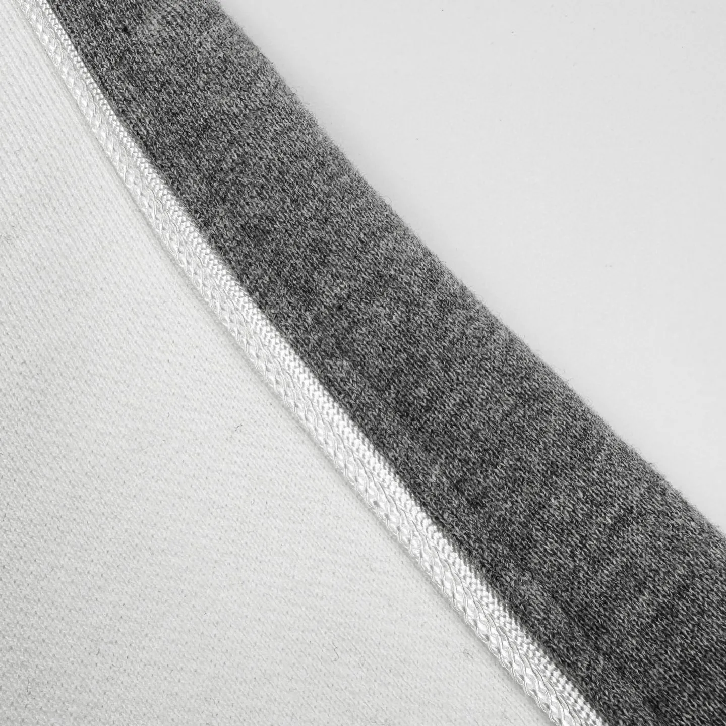 🅿️530 [Exclusive supply] CD 24SS Lily of the Valley signature embroidered baseball jacket. Originally purchased for 24,000. The large body fabric is carefully made of high-quality cotton jersey fabric. It is designed with gray and white contrasting colors and contrasting white binding details to highlight the silhouette. The collar, hem, and cuffs are custom-woven and dyed with high-density flat machine threads. The lily of the valley flower on the front panel and the signature font on the back panel are embroidered with fixed-dyed matte embroidery thread on the board and needle embroidery technology. The pattern is embroidered with Tajima machine thousands of needles. The stitching method is dense and ultra-high-density without revealing white, enriching the spatial level of the overall picture. The characteristic of positioning needle embroidery technology is exquisite patterns. Due to its unique stitching method, the embroidery patterns have a strong sense of luster and three-dimensionality. The inner lining is made of 110g T400 cupro fiber lining. The placket is designed to open and close with engraved aluminum buttons. All accessories are customized according to the original version. The upper body is crisp and stylish, and is exclusively produced to create a fashionable overall shape. Size:S-M-L-XL