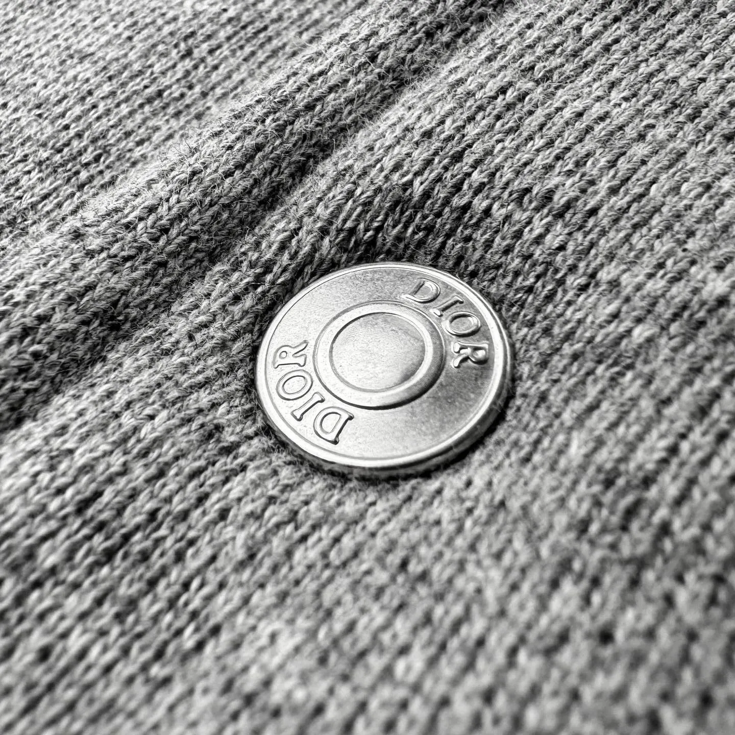 🅿️530 [Exclusive supply] CD 24SS Lily of the Valley signature embroidered baseball jacket. Originally purchased for 24,000. The large body fabric is carefully made of high-quality cotton jersey fabric. It is designed with gray and white contrasting colors and contrasting white binding details to highlight the silhouette. The collar, hem, and cuffs are custom-woven and dyed with high-density flat machine threads. The lily of the valley flower on the front panel and the signature font on the back panel are embroidered with fixed-dyed matte embroidery thread on the board and needle embroidery technology. The pattern is embroidered with Tajima machine thousands of needles. The stitching method is dense and ultra-high-density without revealing white, enriching the spatial level of the overall picture. The characteristic of positioning needle embroidery technology is exquisite patterns. Due to its unique stitching method, the embroidery patterns have a strong sense of luster and three-dimensionality. The inner lining is made of 110g T400 cupro fiber lining. The placket is designed to open and close with engraved aluminum buttons. All accessories are customized according to the original version. The upper body is crisp and stylish, and is exclusively produced to create a fashionable overall shape. Size:S-M-L-XL