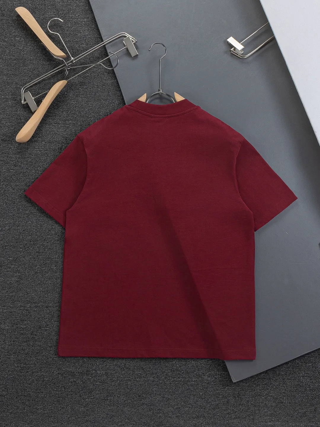 🅿️190 DIOR Dior Dior dior CD micro wide version S-XL Dior 26ss official website is always unbeatable classic style permanent boutique counter timeless classic style large plain logo on the chest Ribbon signature style 🪡 embroidered logo pattern heavy craftsmanship same style short-sleeved T-shirt, cotton blended terry jersey fabric, original development This is from the 2025 beachwear limited series. The full-logo jacquard towel highlights the classic Obliave flower. It is matched with an S-shaped round neck and topstitching. It is unique. The whole body is decorated with obliqve jacquard. The ribbed round neck is matched with V-shaped topstitching. Customized accessories. The whole body is customized and developed according to the Y-panel... Complete with three standards, it can control various styles and pay tribute to Dior's historic year! Coupled with the blessing of full-flower cotton material, both the upper body comfort and the existence are unparalleled. It can be said to be a must-have companion in summer. The excellent breathability and comfortable wearing feeling are unparalleled~ Recommended! ! Same style for men and women! Color: Black White Maroon Size: S-XL Size chart: S: Shoulder width 50-Bust 56-Length 70 M: Shoulder width 52-Bust 57-Length 72 L: Shoulder width 54-Bust 59-Length 74 XL: Shoulder width 56-Bust 62-Length 76