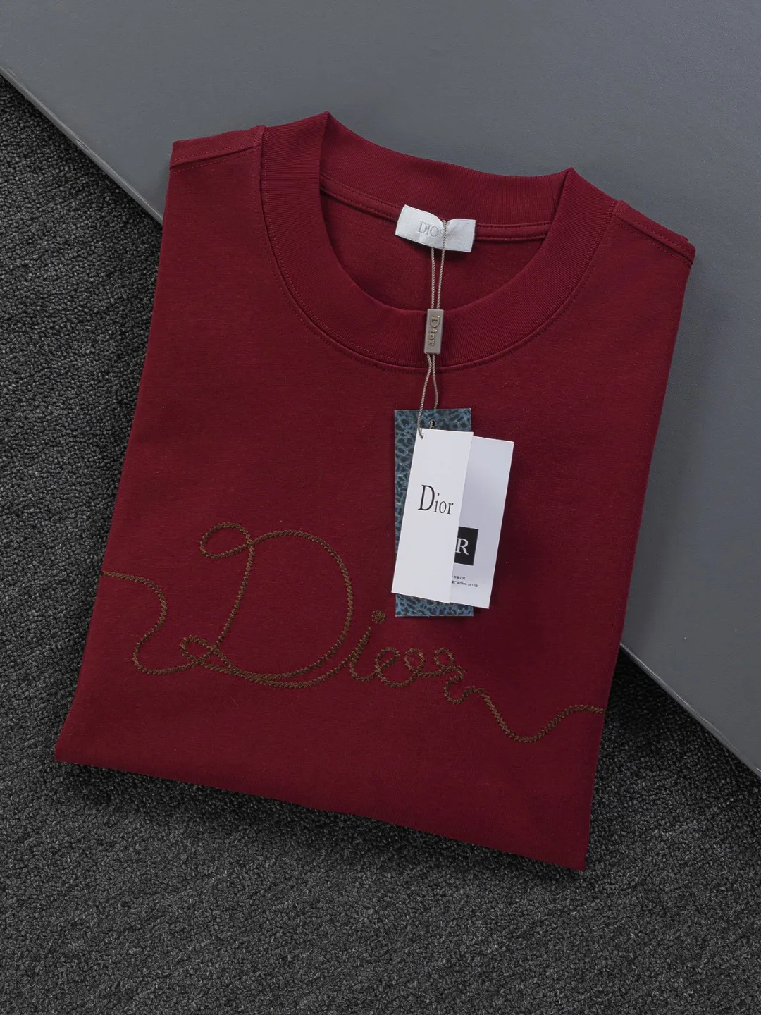 🅿️190 DIOR Dior Dior dior CD micro wide version S-XL Dior 26ss official website is always unbeatable classic style permanent boutique counter timeless classic style large plain logo on the chest Ribbon signature style 🪡 embroidered logo pattern heavy craftsmanship same style short-sleeved T-shirt, cotton blended terry jersey fabric, original development This is from the 2025 beachwear limited series. The full-logo jacquard towel highlights the classic Obliave flower. It is matched with an S-shaped round neck and topstitching. It is unique. The whole body is decorated with obliqve jacquard. The ribbed round neck is matched with V-shaped topstitching. Customized accessories. The whole body is customized and developed according to the Y-panel... Complete with three standards, it can control various styles and pay tribute to Dior's historic year! Coupled with the blessing of full-flower cotton material, both the upper body comfort and the existence are unparalleled. It can be said to be a must-have companion in summer. The excellent breathability and comfortable wearing feeling are unparalleled~ Recommended! ! Same style for men and women! Color: Black White Maroon Size: S-XL Size chart: S: Shoulder width 50-Bust 56-Length 70 M: Shoulder width 52-Bust 57-Length 72 L: Shoulder width 54-Bust 59-Length 74 XL: Shoulder width 56-Bust 62-Length 76