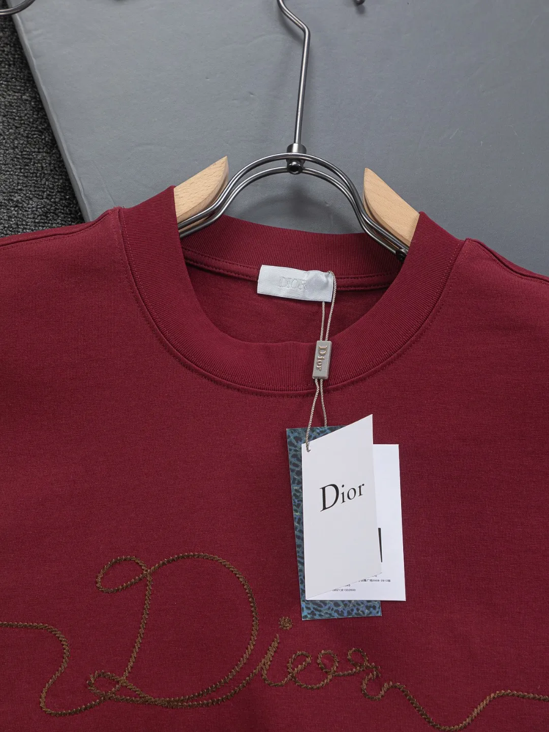 🅿️190 DIOR Dior Dior dior CD micro wide version S-XL Dior 26ss official website is always unbeatable classic style permanent boutique counter timeless classic style large plain logo on the chest Ribbon signature style 🪡 embroidered logo pattern heavy craftsmanship same style short-sleeved T-shirt, cotton blended terry jersey fabric, original development This is from the 2025 beachwear limited series. The full-logo jacquard towel highlights the classic Obliave flower. It is matched with an S-shaped round neck and topstitching. It is unique. The whole body is decorated with obliqve jacquard. The ribbed round neck is matched with V-shaped topstitching. Customized accessories. The whole body is customized and developed according to the Y-panel... Complete with three standards, it can control various styles and pay tribute to Dior's historic year! Coupled with the blessing of full-flower cotton material, both the upper body comfort and the existence are unparalleled. It can be said to be a must-have companion in summer. The excellent breathability and comfortable wearing feeling are unparalleled~ Recommended! ! Same style for men and women! Color: Black White Maroon Size: S-XL Size chart: S: Shoulder width 50-Bust 56-Length 70 M: Shoulder width 52-Bust 57-Length 72 L: Shoulder width 54-Bust 59-Length 74 XL: Shoulder width 56-Bust 62-Length 76