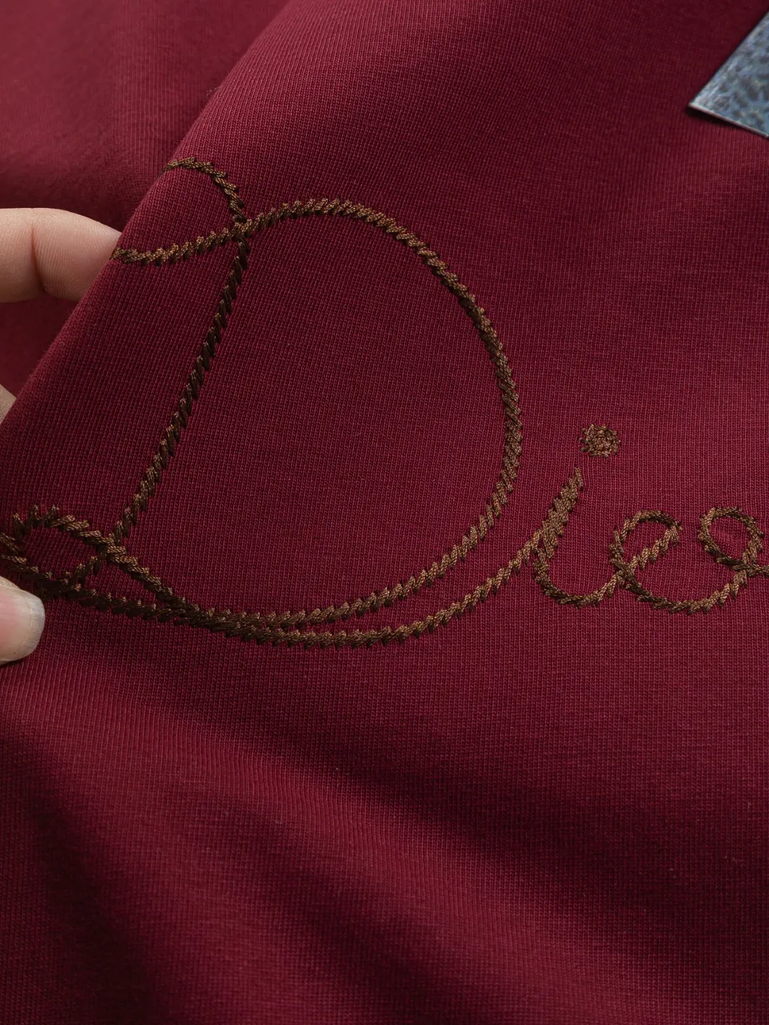 🅿️190 DIOR Dior Dior dior CD micro wide version S-XL Dior 26ss official website is always unbeatable classic style permanent boutique counter timeless classic style large plain logo on the chest Ribbon signature style 🪡 embroidered logo pattern heavy craftsmanship same style short-sleeved T-shirt, cotton blended terry jersey fabric, original development This is from the 2025 beachwear limited series. The full-logo jacquard towel highlights the classic Obliave flower. It is matched with an S-shaped round neck and topstitching. It is unique. The whole body is decorated with obliqve jacquard. The ribbed round neck is matched with V-shaped topstitching. Customized accessories. The whole body is customized and developed according to the Y-panel... Complete with three standards, it can control various styles and pay tribute to Dior's historic year! Coupled with the blessing of full-flower cotton material, both the upper body comfort and the existence are unparalleled. It can be said to be a must-have companion in summer. The excellent breathability and comfortable wearing feeling are unparalleled~ Recommended! ! Same style for men and women! Color: Black White Maroon Size: S-XL Size chart: S: Shoulder width 50-Bust 56-Length 70 M: Shoulder width 52-Bust 57-Length 72 L: Shoulder width 54-Bust 59-Length 74 XL: Shoulder width 56-Bust 62-Length 76