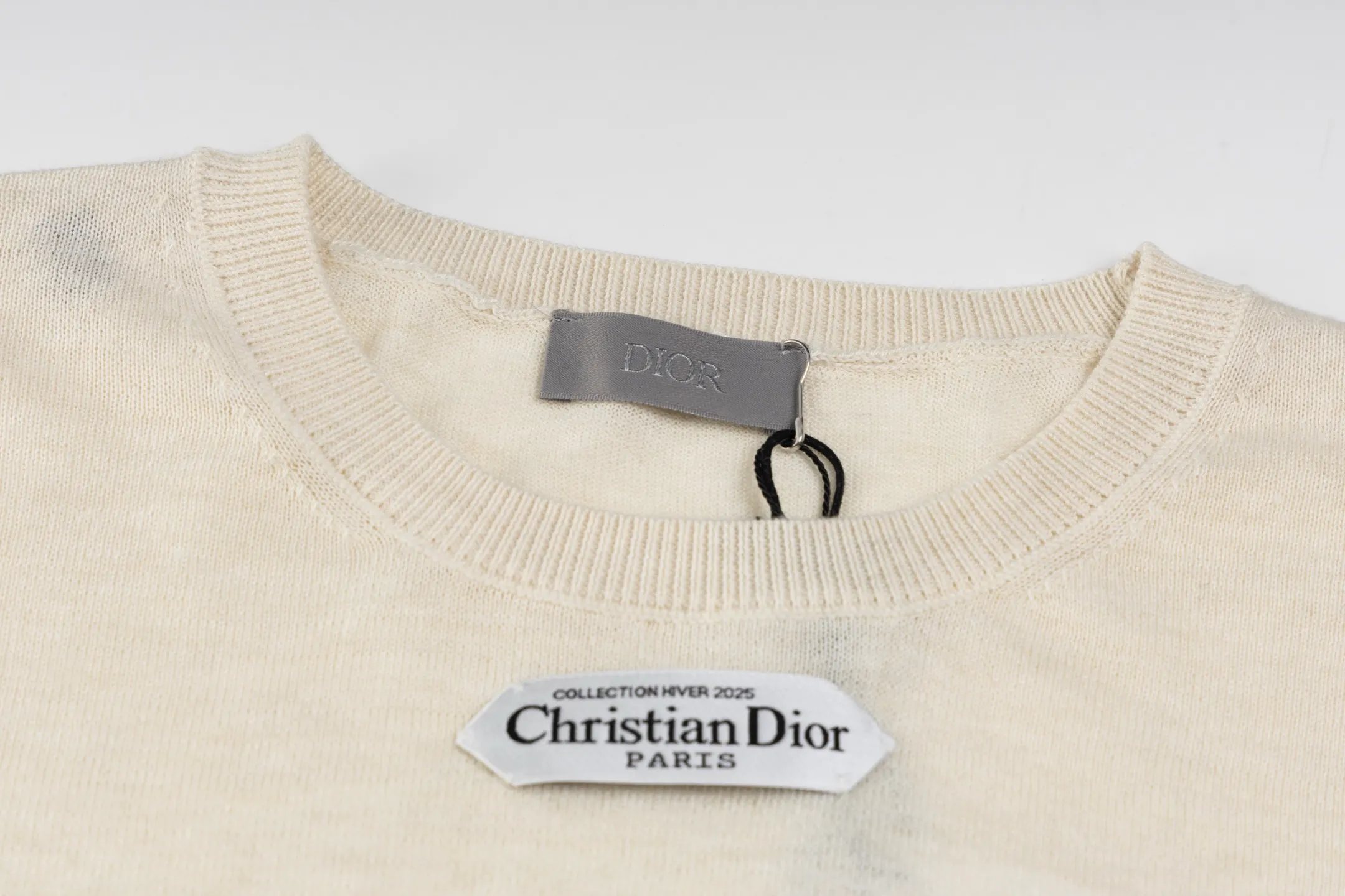 🅿️400 exclusive supply] CD 25FW simple label thin sweater (apricot color) This sweater is decorated with a logo label, paying tribute to the spirit of haute couture and the extraordinary craftsmanship of the workshop. Crafted from blended sheep wool jersey, it has a unique soft texture. Wear it with jeans and tailored trousers for a sophisticated and timeless look. Made of plain knitting, the fabric is fine-textured, soft and skin-friendly, stiff and elastic, taking into account both warmth and breathability. The color of the wool highlights the texture. Based on simple tailoring, the ribbed round neck, cuffs and hem are carefully processed to enhance the fit and durability, keeping the shape long-lasting and neat. The brand label on the chest is embellished as the brand's signature detail and is woven using double-sided jacquard technology; black threads are embedded in the white base, or micro-letters are formed through the density of the yarn. The edge of the label is processed by laser cutting, and there are no defects such as yarn leakage and yarn leakage. Size:XS-S-M-L