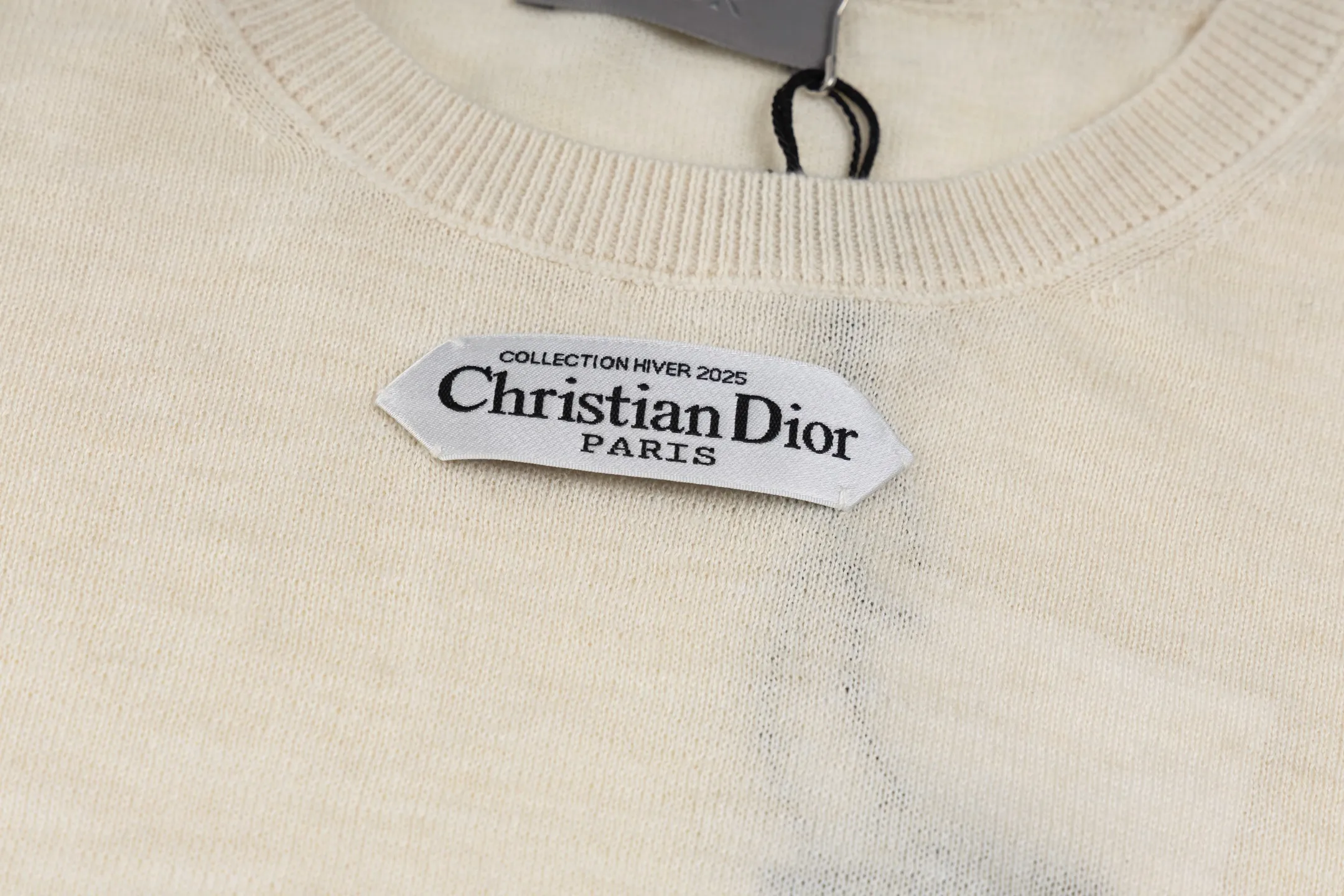 🅿️400 exclusive supply] CD 25FW simple label thin sweater (apricot color) This sweater is decorated with a logo label, paying tribute to the spirit of haute couture and the extraordinary craftsmanship of the workshop. Crafted from blended sheep wool jersey, it has a unique soft texture. Wear it with jeans and tailored trousers for a sophisticated and timeless look. Made of plain knitting, the fabric is fine-textured, soft and skin-friendly, stiff and elastic, taking into account both warmth and breathability. The color of the wool highlights the texture. Based on simple tailoring, the ribbed round neck, cuffs and hem are carefully processed to enhance the fit and durability, keeping the shape long-lasting and neat. The brand label on the chest is embellished as the brand's signature detail and is woven using double-sided jacquard technology; black threads are embedded in the white base, or micro-letters are formed through the density of the yarn. The edge of the label is processed by laser cutting, and there are no defects such as yarn leakage and yarn leakage. Size:XS-S-M-L