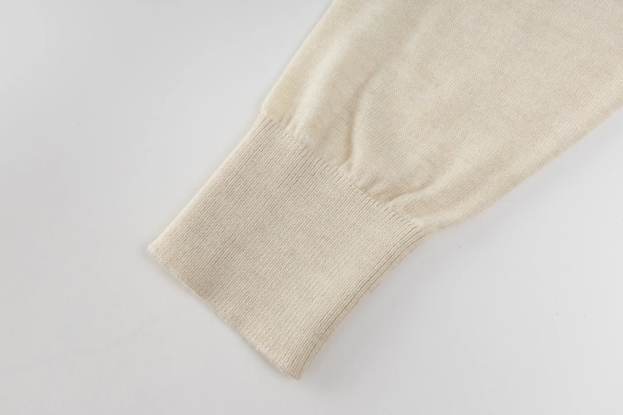 🅿️400 exclusive supply] CD 25FW simple label thin sweater (apricot color) This sweater is decorated with a logo label, paying tribute to the spirit of haute couture and the extraordinary craftsmanship of the workshop. Crafted from blended sheep wool jersey, it has a unique soft texture. Wear it with jeans and tailored trousers for a sophisticated and timeless look. Made of plain knitting, the fabric is fine-textured, soft and skin-friendly, stiff and elastic, taking into account both warmth and breathability. The color of the wool highlights the texture. Based on simple tailoring, the ribbed round neck, cuffs and hem are carefully processed to enhance the fit and durability, keeping the shape long-lasting and neat. The brand label on the chest is embellished as the brand's signature detail and is woven using double-sided jacquard technology; black threads are embedded in the white base, or micro-letters are formed through the density of the yarn. The edge of the label is processed by laser cutting, and there are no defects such as yarn leakage and yarn leakage. Size:XS-S-M-L