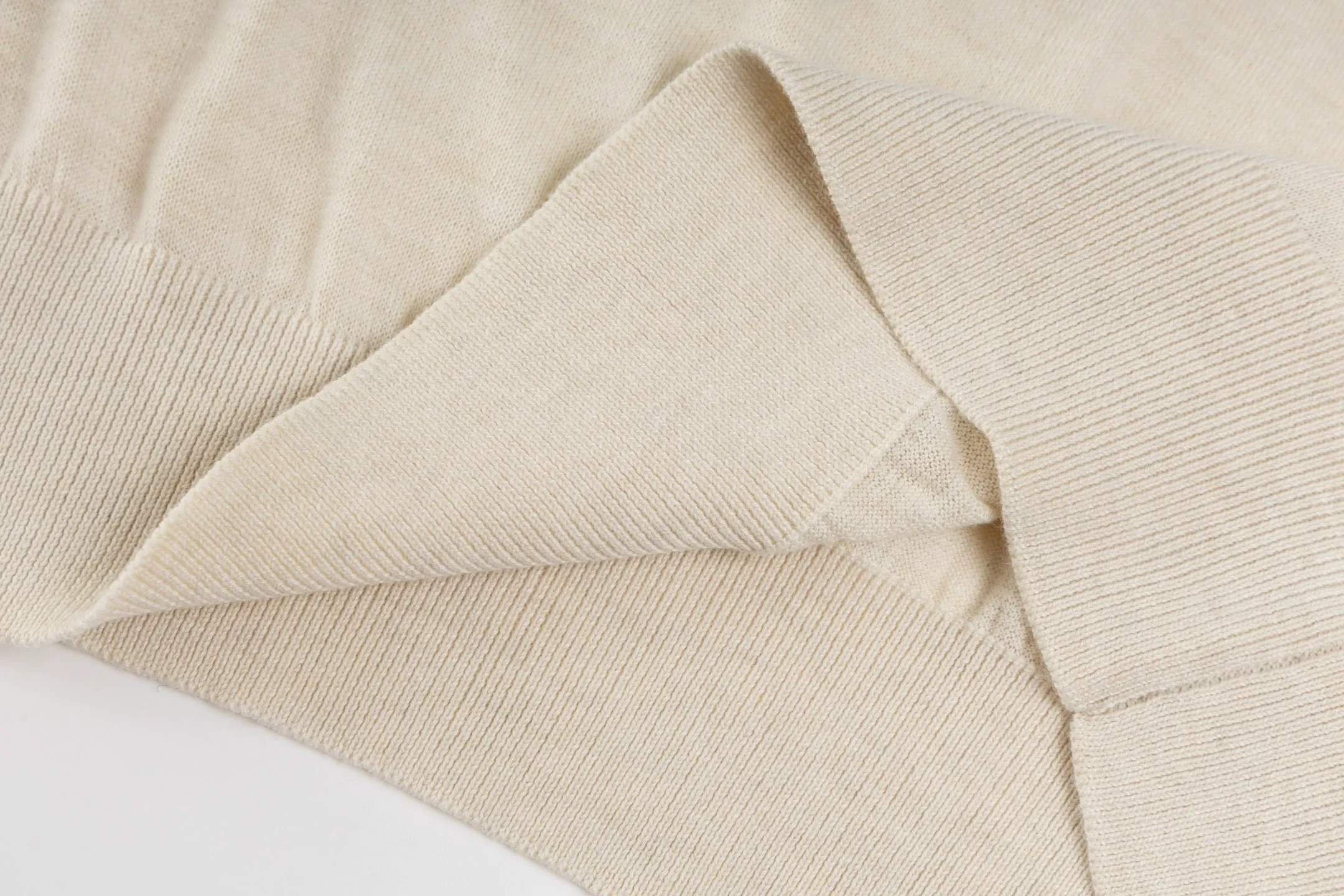 🅿️400 exclusive supply] CD 25FW simple label thin sweater (apricot color) This sweater is decorated with a logo label, paying tribute to the spirit of haute couture and the extraordinary craftsmanship of the workshop. Crafted from blended sheep wool jersey, it has a unique soft texture. Wear it with jeans and tailored trousers for a sophisticated and timeless look. Made of plain knitting, the fabric is fine-textured, soft and skin-friendly, stiff and elastic, taking into account both warmth and breathability. The color of the wool highlights the texture. Based on simple tailoring, the ribbed round neck, cuffs and hem are carefully processed to enhance the fit and durability, keeping the shape long-lasting and neat. The brand label on the chest is embellished as the brand's signature detail and is woven using double-sided jacquard technology; black threads are embedded in the white base, or micro-letters are formed through the density of the yarn. The edge of the label is processed by laser cutting, and there are no defects such as yarn leakage and yarn leakage. Size:XS-S-M-L