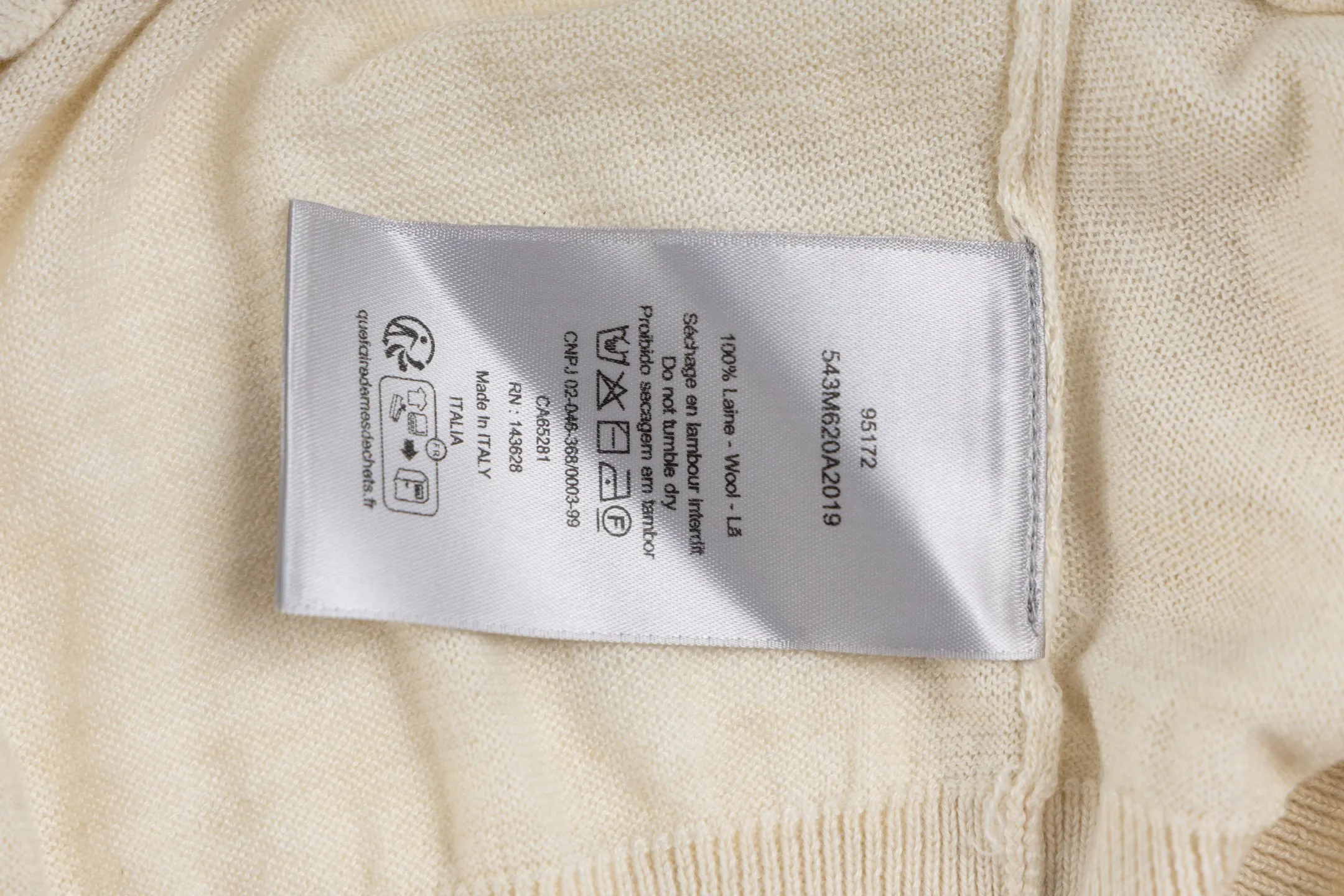 🅿️400 exclusive supply] CD 25FW simple label thin sweater (apricot color) This sweater is decorated with a logo label, paying tribute to the spirit of haute couture and the extraordinary craftsmanship of the workshop. Crafted from blended sheep wool jersey, it has a unique soft texture. Wear it with jeans and tailored trousers for a sophisticated and timeless look. Made of plain knitting, the fabric is fine-textured, soft and skin-friendly, stiff and elastic, taking into account both warmth and breathability. The color of the wool highlights the texture. Based on simple tailoring, the ribbed round neck, cuffs and hem are carefully processed to enhance the fit and durability, keeping the shape long-lasting and neat. The brand label on the chest is embellished as the brand's signature detail and is woven using double-sided jacquard technology; black threads are embedded in the white base, or micro-letters are formed through the density of the yarn. The edge of the label is processed by laser cutting, and there are no defects such as yarn leakage and yarn leakage. Size:XS-S-M-L