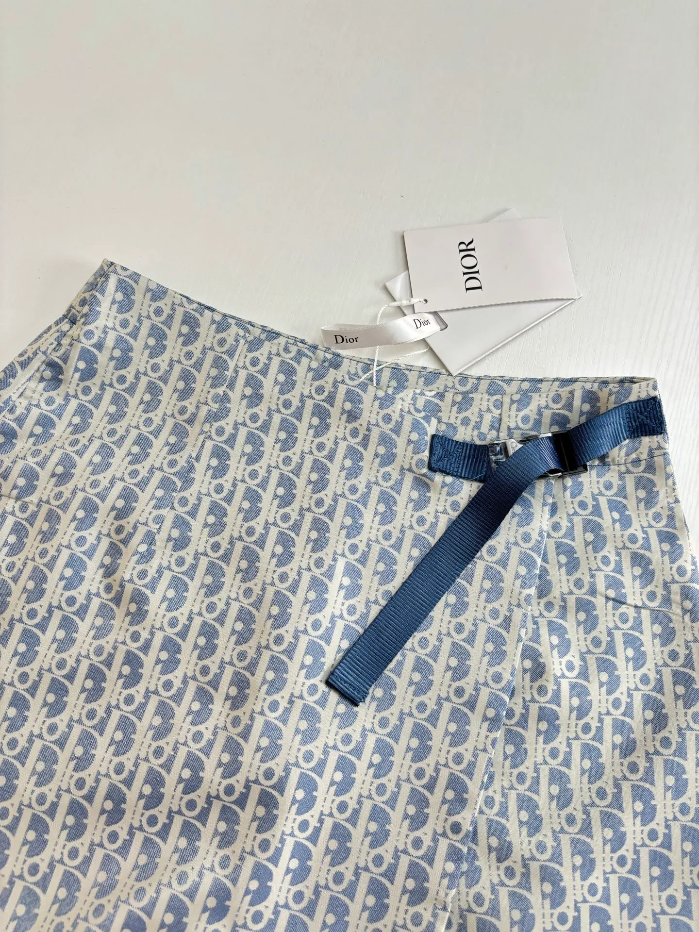 🅿️336 Dio*/Dior 25Ss new classic oblique jacquard fabric patch design culottes. Carefully made with technical taffeta jacquard fabric. Waist buckle decoration, one-piece tailoring for comfortable upper body, unique. The original customized version has all the details in place. Highly recommended, the upper body looks slimmer!  Size：S/M/L