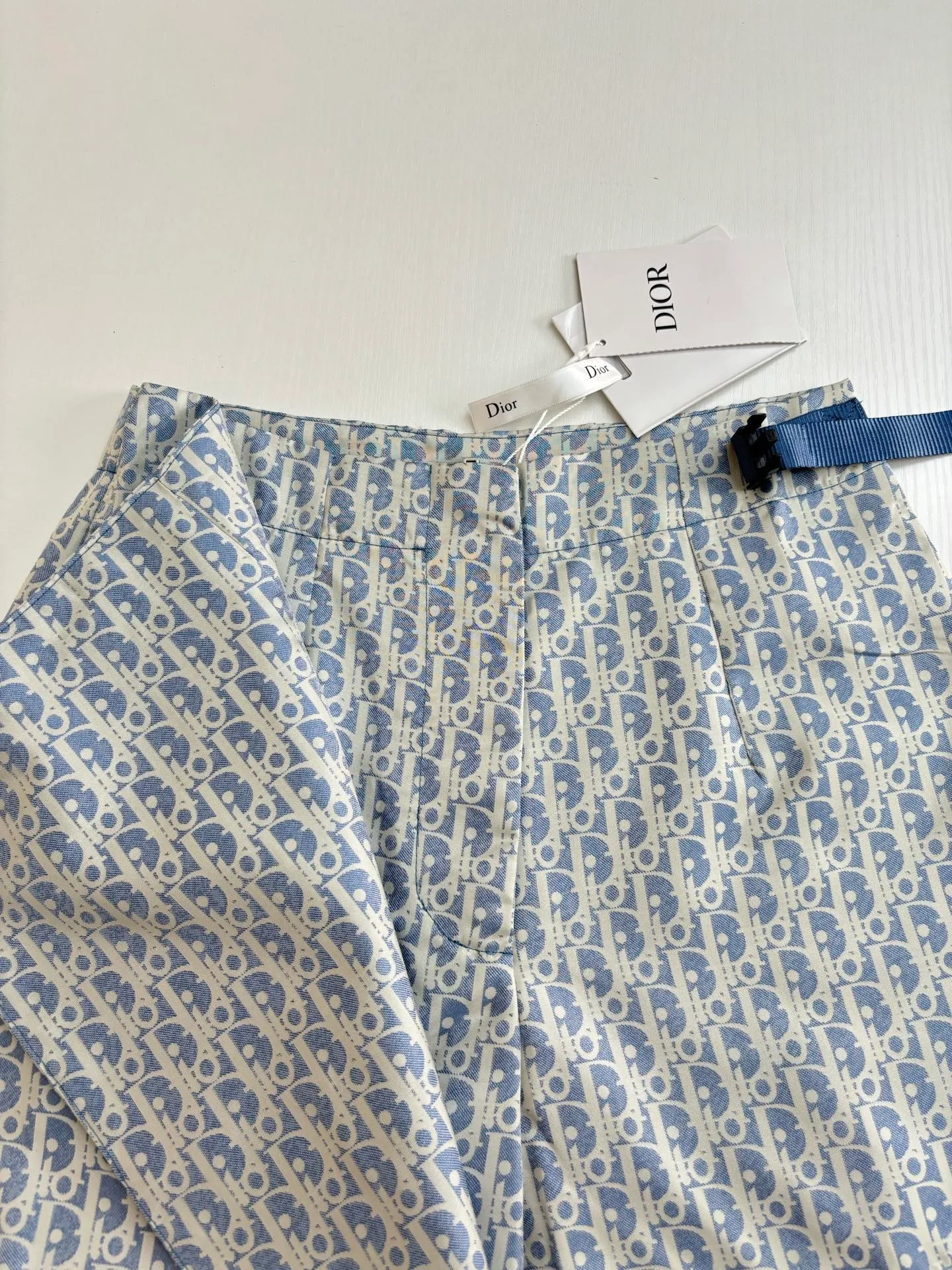 🅿️336 Dio*/Dior 25Ss new classic oblique jacquard fabric patch design culottes. Carefully made with technical taffeta jacquard fabric. Waist buckle decoration, one-piece tailoring for comfortable upper body, unique. The original customized version has all the details in place. Highly recommended, the upper body looks slimmer!  Size：S/M/L