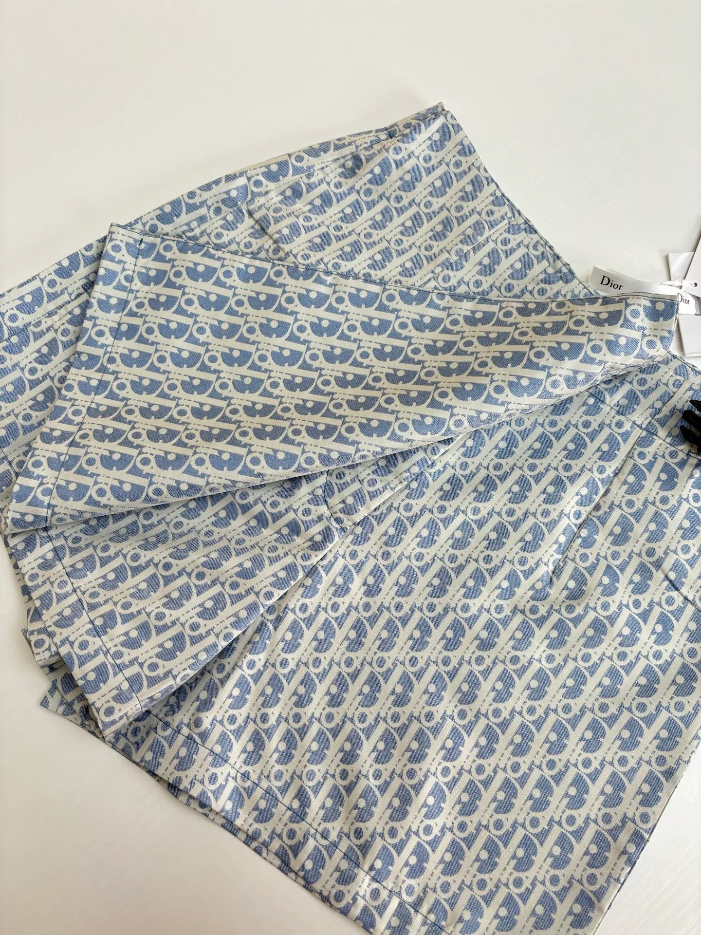 🅿️336 Dio*/Dior 25Ss new classic oblique jacquard fabric patch design culottes. Carefully made with technical taffeta jacquard fabric. Waist buckle decoration, one-piece tailoring for comfortable upper body, unique. The original customized version has all the details in place. Highly recommended, the upper body looks slimmer!  Size：S/M/L