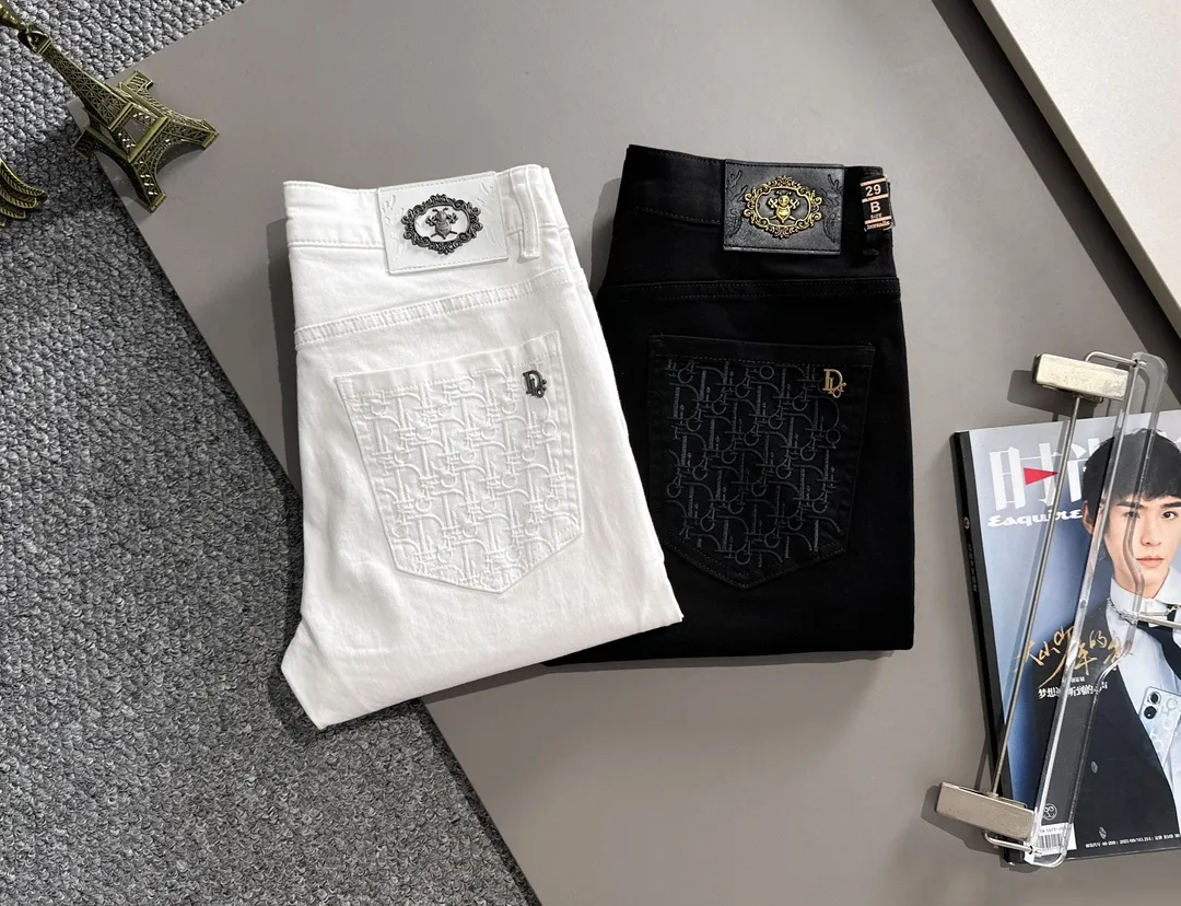 🅿️340 Dior's new 2025 four-season embroidered pocket slim-fit jeans trousers are produced using imported Japanese Denim plain cotton denim fabrics, complete with three labels, simple yet elegant, soft, delicate and comfortable, and versatile and fashionable on the upper body! Light luxury, a must-have item for daily commuting! Color: Black White Size: 28-40 (please state your height and weight when placing an order)