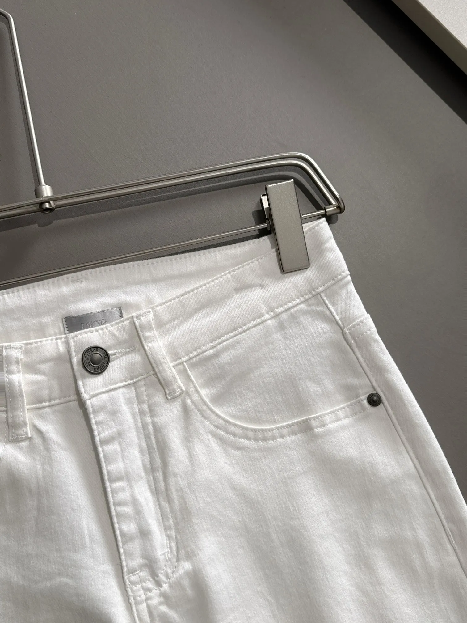 🅿️340 Dior's new 2025 four-season embroidered pocket slim-fit jeans trousers are produced using imported Japanese Denim plain cotton denim fabrics, complete with three labels, simple yet elegant, soft, delicate and comfortable, and versatile and fashionable on the upper body! Light luxury, a must-have item for daily commuting! Color: Black White Size: 28-40 (please state your height and weight when placing an order)