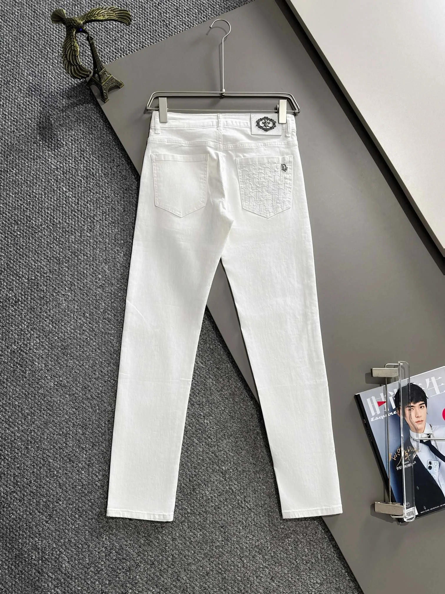 🅿️340 Dior's new 2025 four-season embroidered pocket slim-fit jeans trousers are produced using imported Japanese Denim plain cotton denim fabrics, complete with three labels, simple yet elegant, soft, delicate and comfortable, and versatile and fashionable on the upper body! Light luxury, a must-have item for daily commuting! Color: Black White Size: 28-40 (please state your height and weight when placing an order)